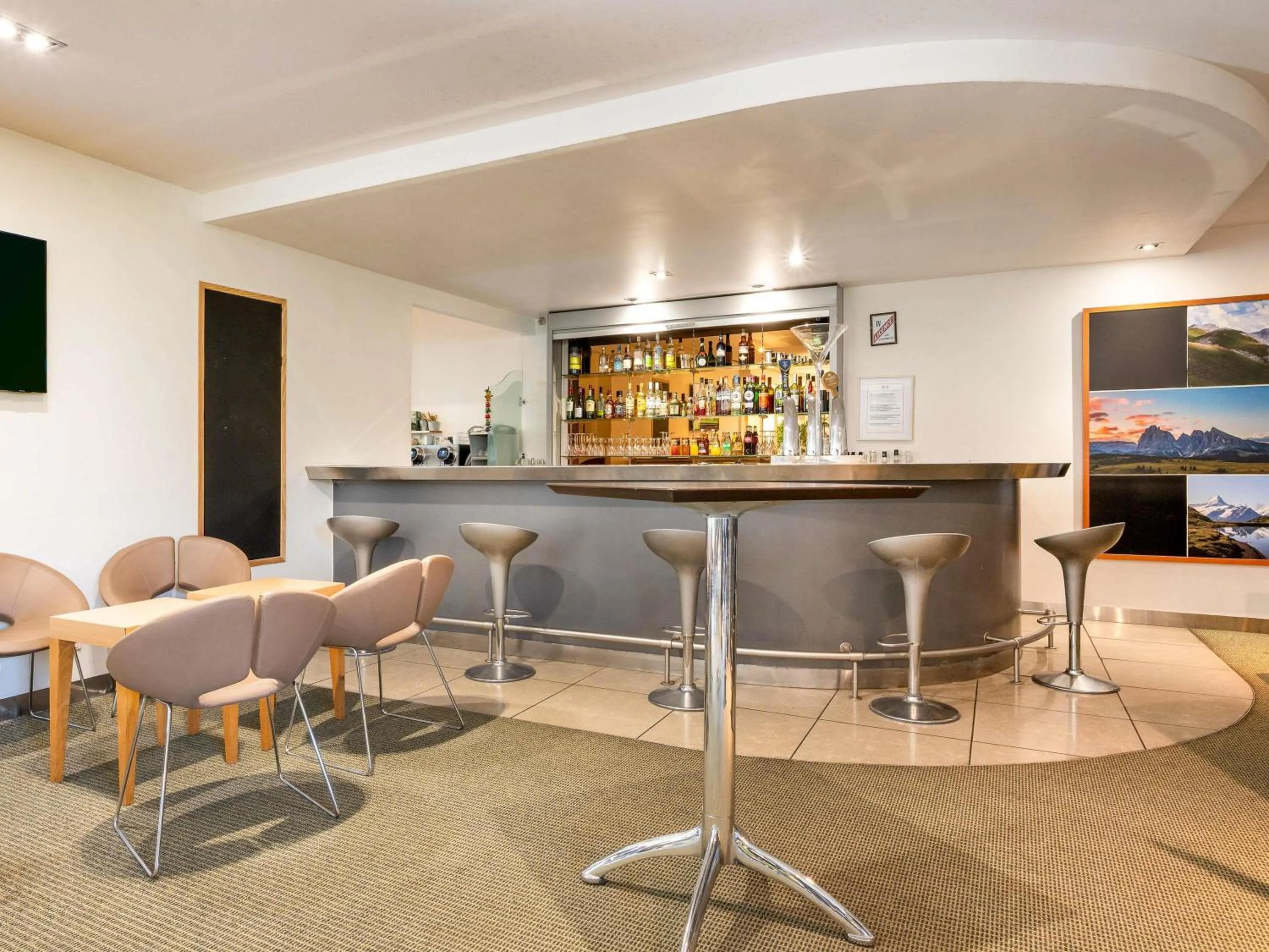 Lounge or bar in Novotel Grenoble Nord Voreppe