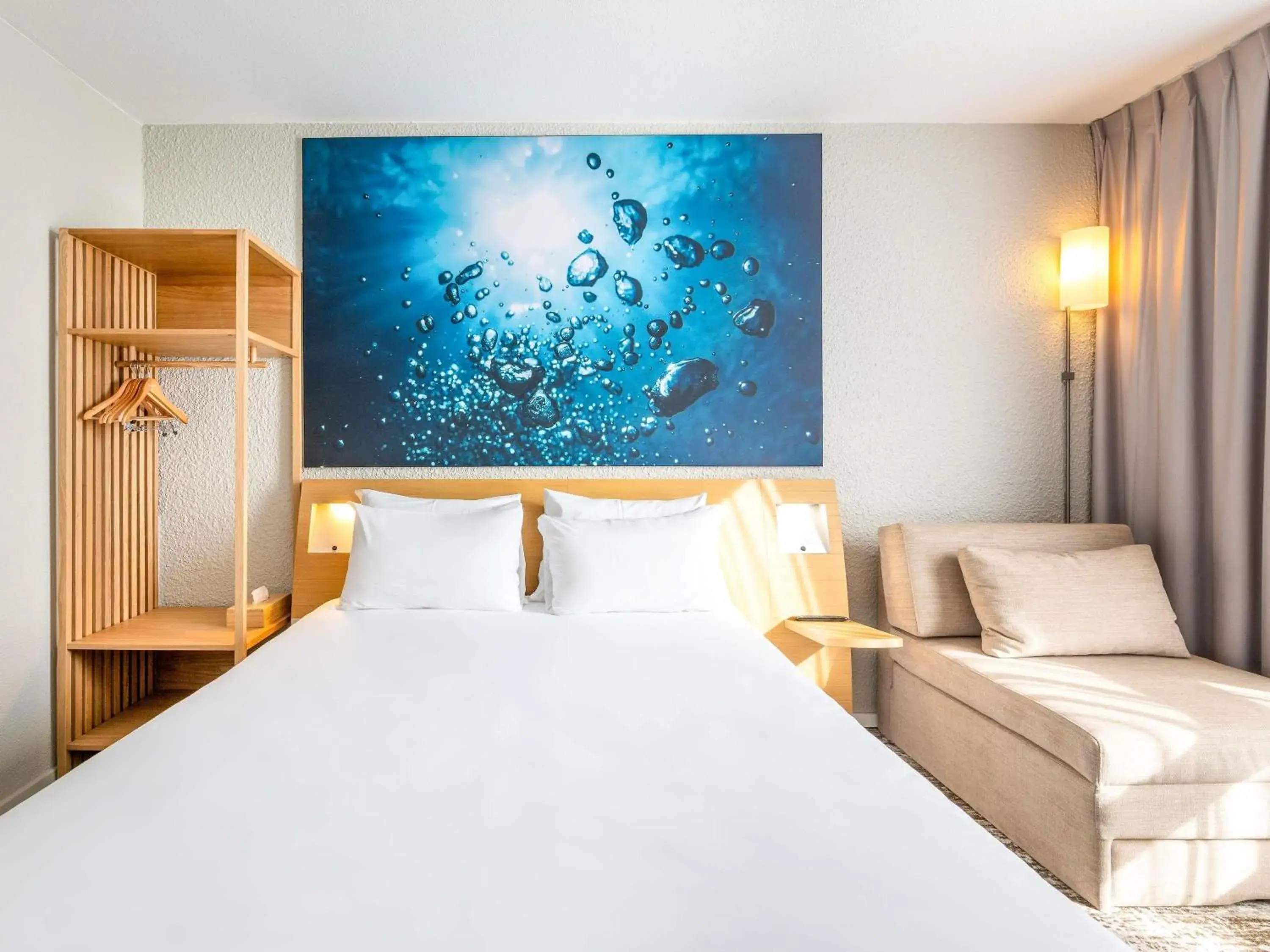 Accessible Deluxe Double Room in Novotel Grenoble Nord Voreppe Accessible Deluxe Double Room in Novotel Grenoble Nord Voreppe