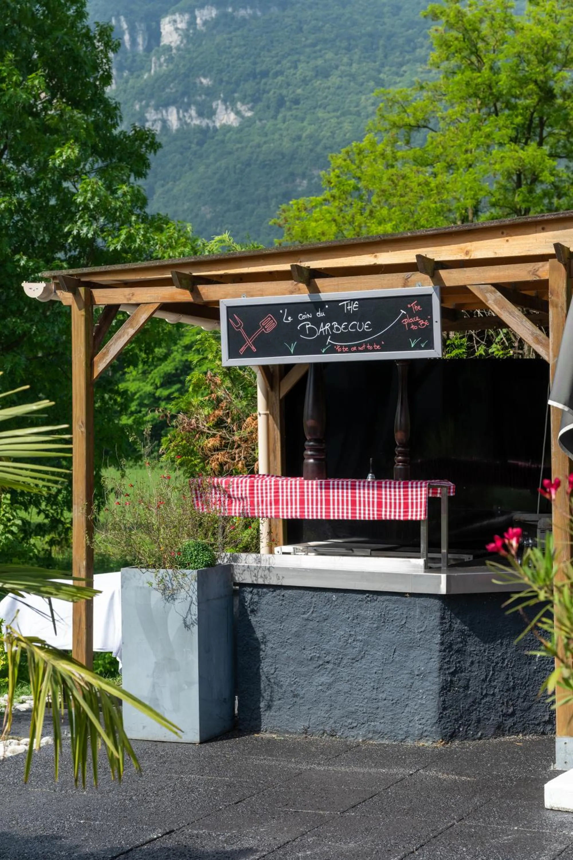 BBQ facilities in Novotel Grenoble Nord Voreppe