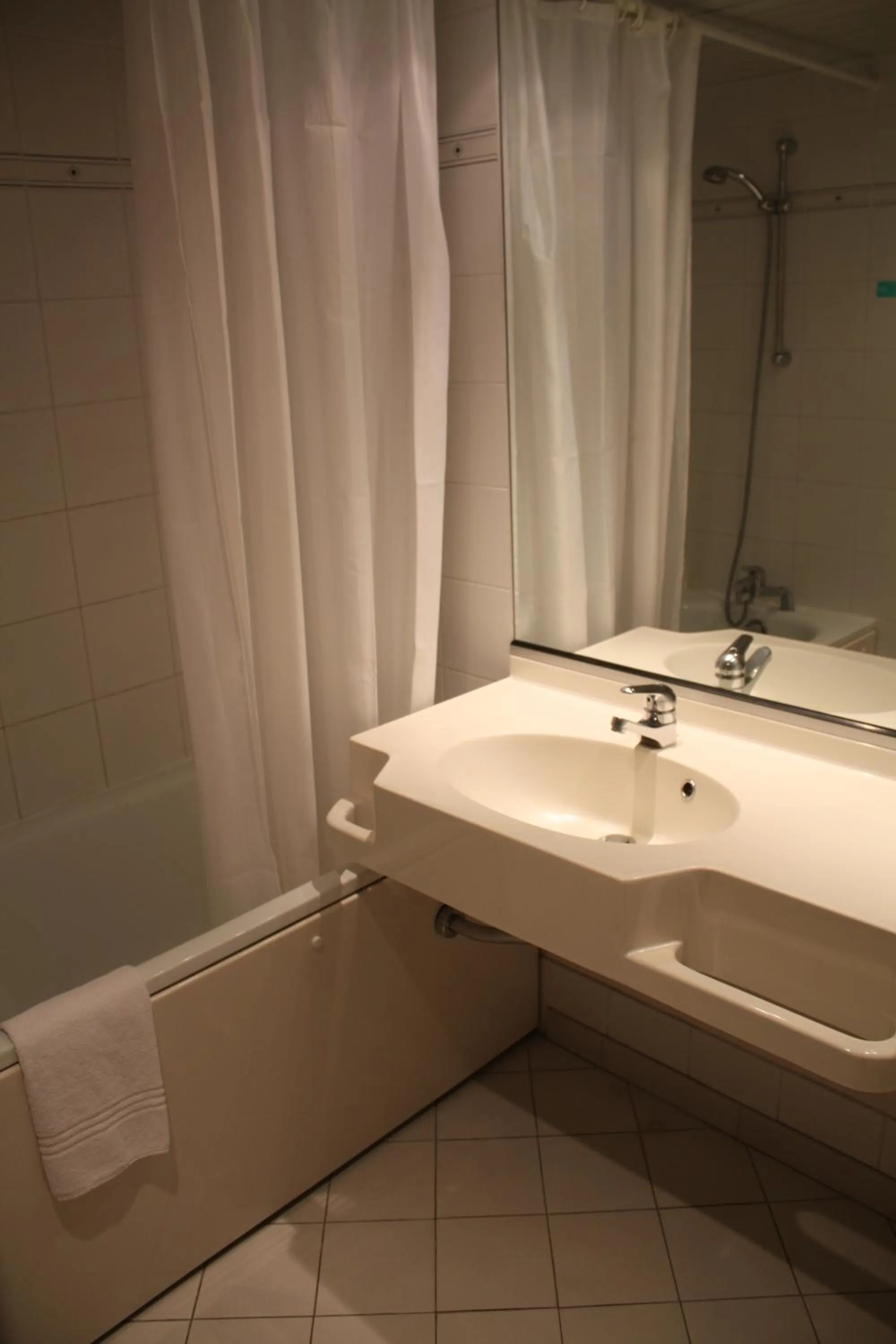 Bathroom in Mercure Angers Centre de Congrès