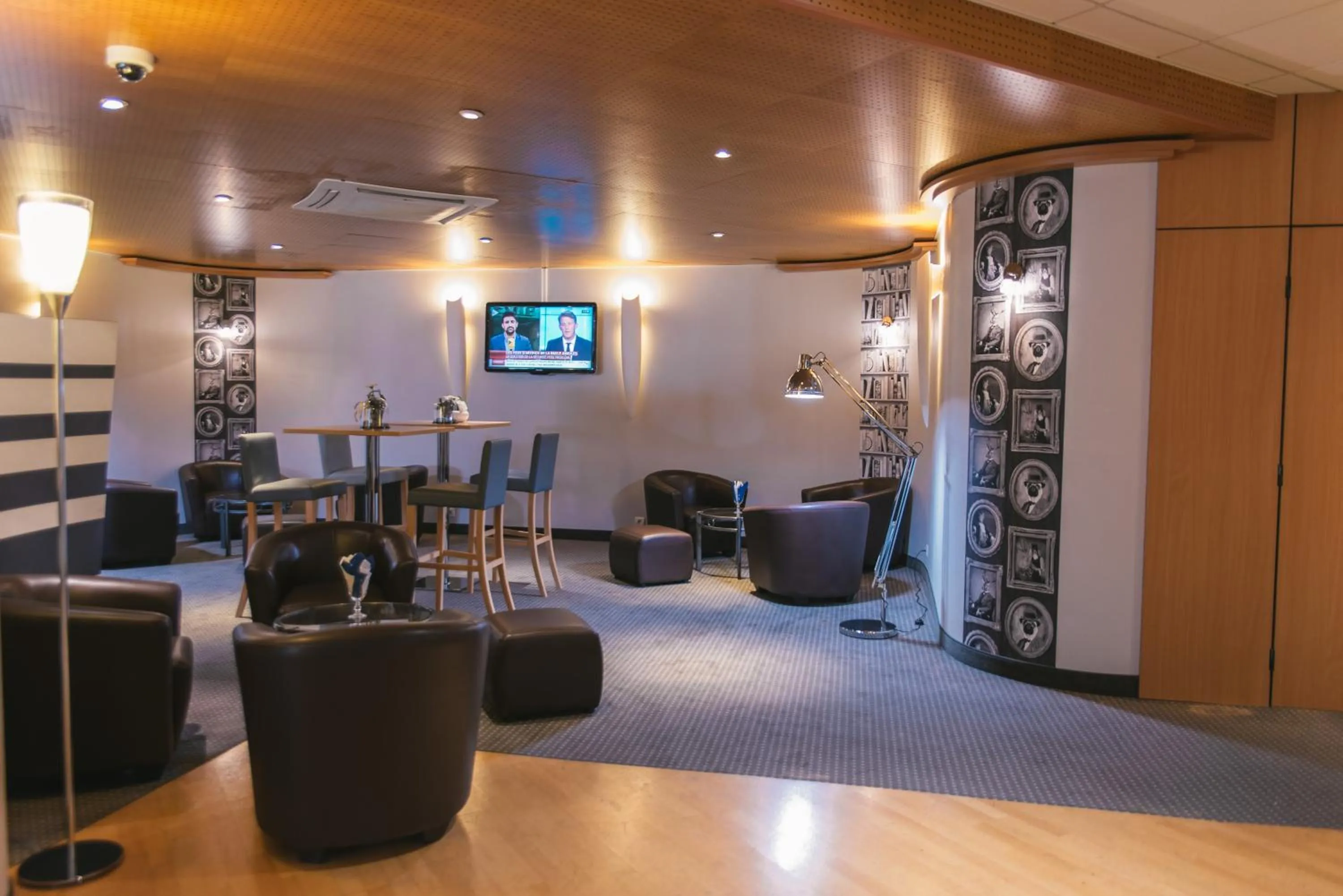 Lounge or bar in Mercure Angers Centre de Congrès