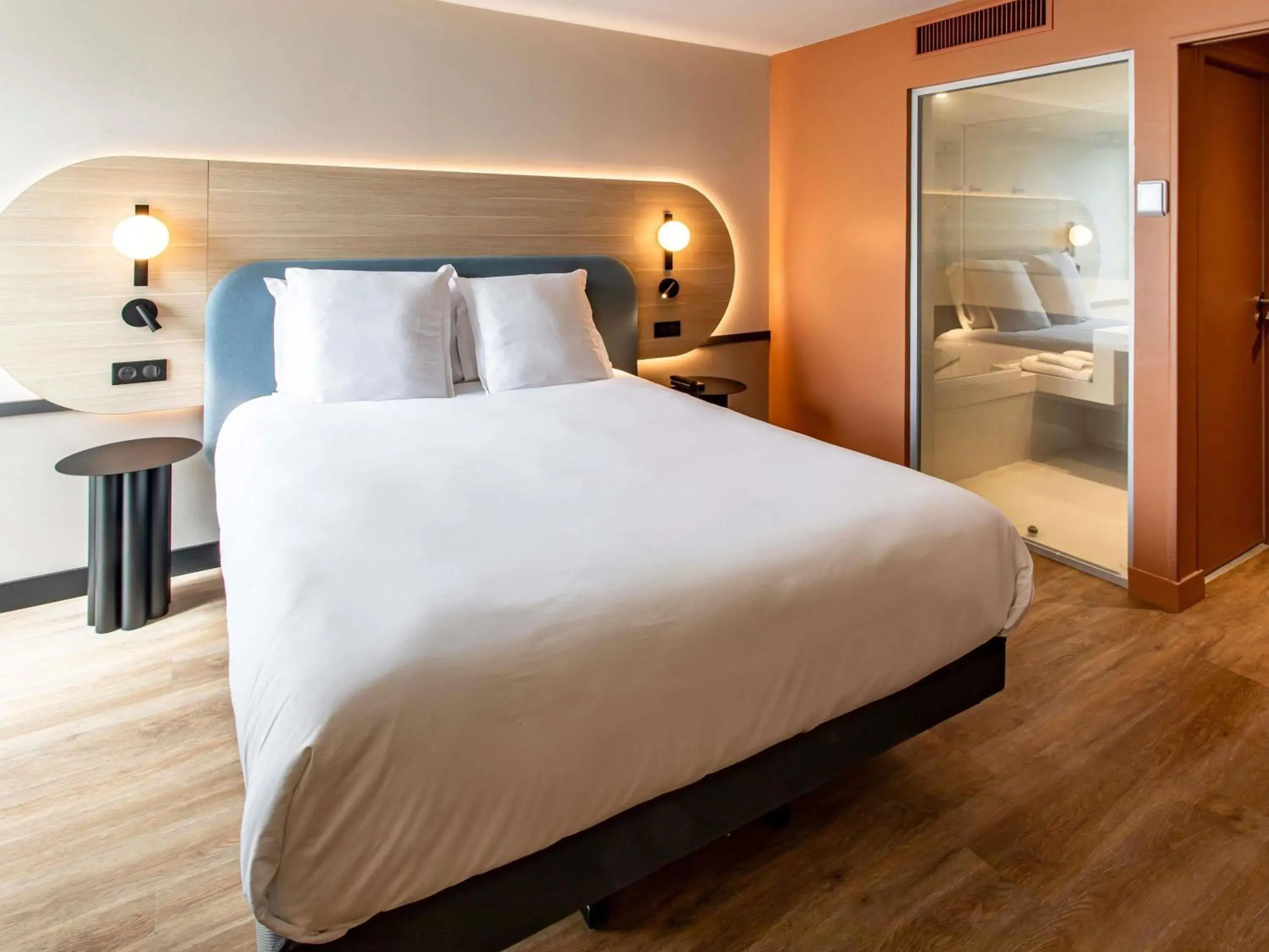 Bedroom, Bed in Mercure Angoulême Hôtel de France Bedroom, Bed in Mercure Angoulême Hôtel de France