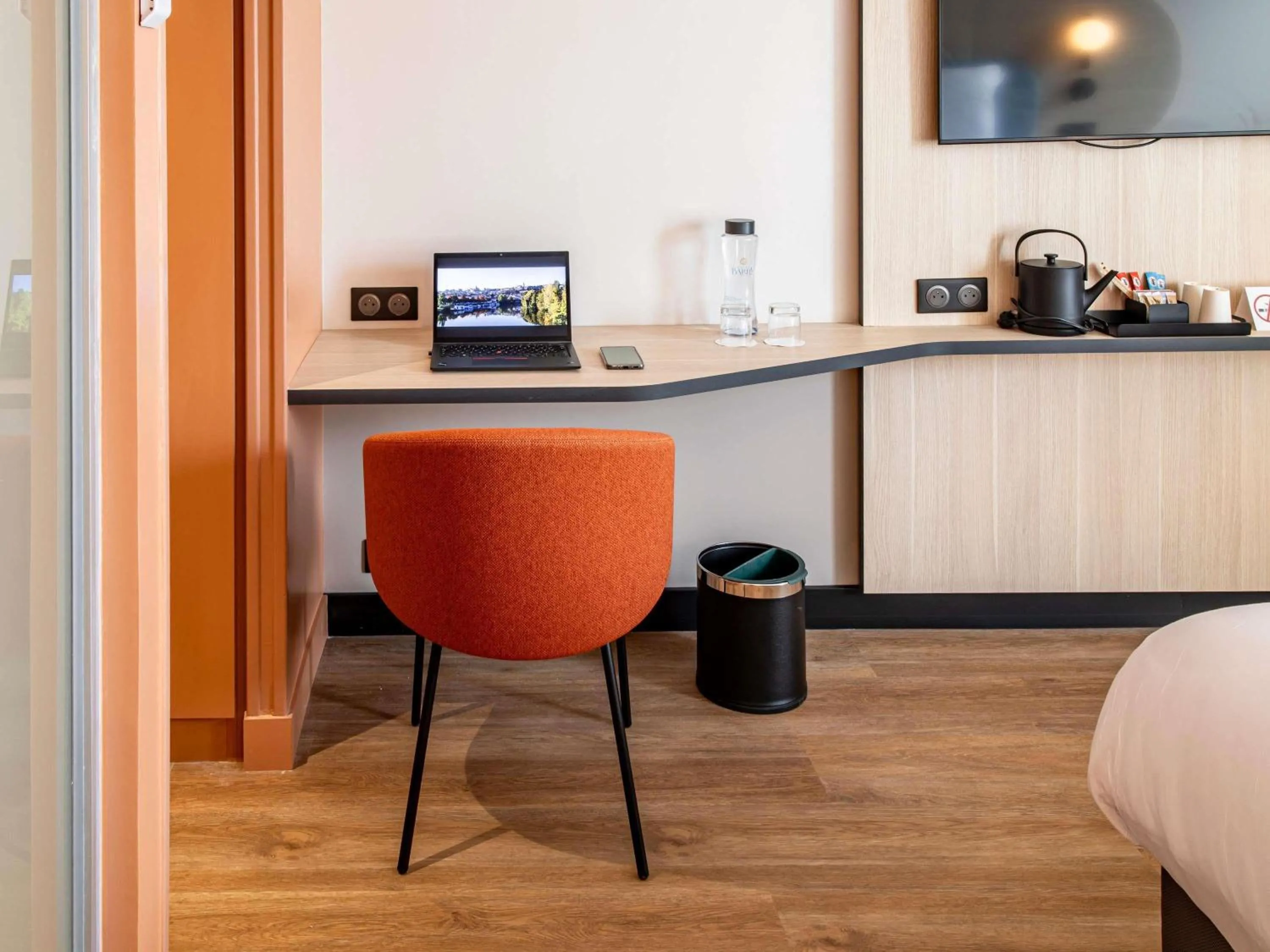 Bedroom, Bed in Mercure Angoulême Hôtel de France