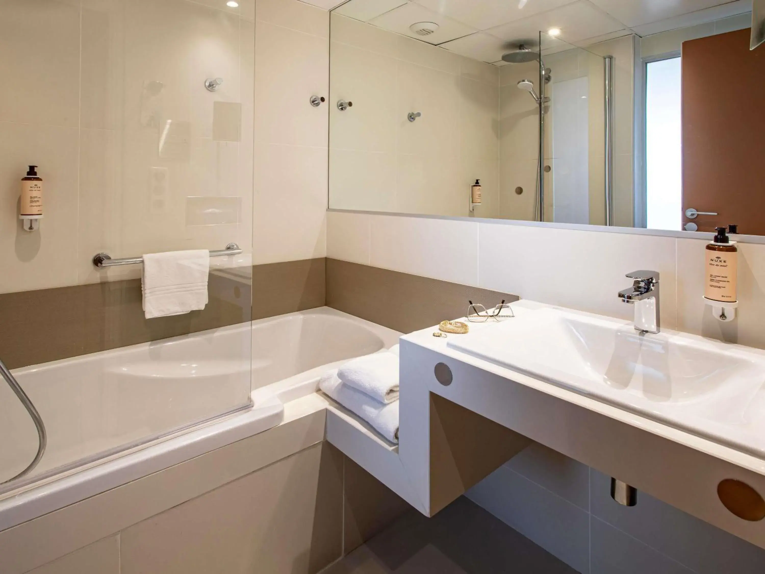 Bedroom in Mercure Angoulême Hôtel de France Bedroom in Mercure Angoulême Hôtel de France