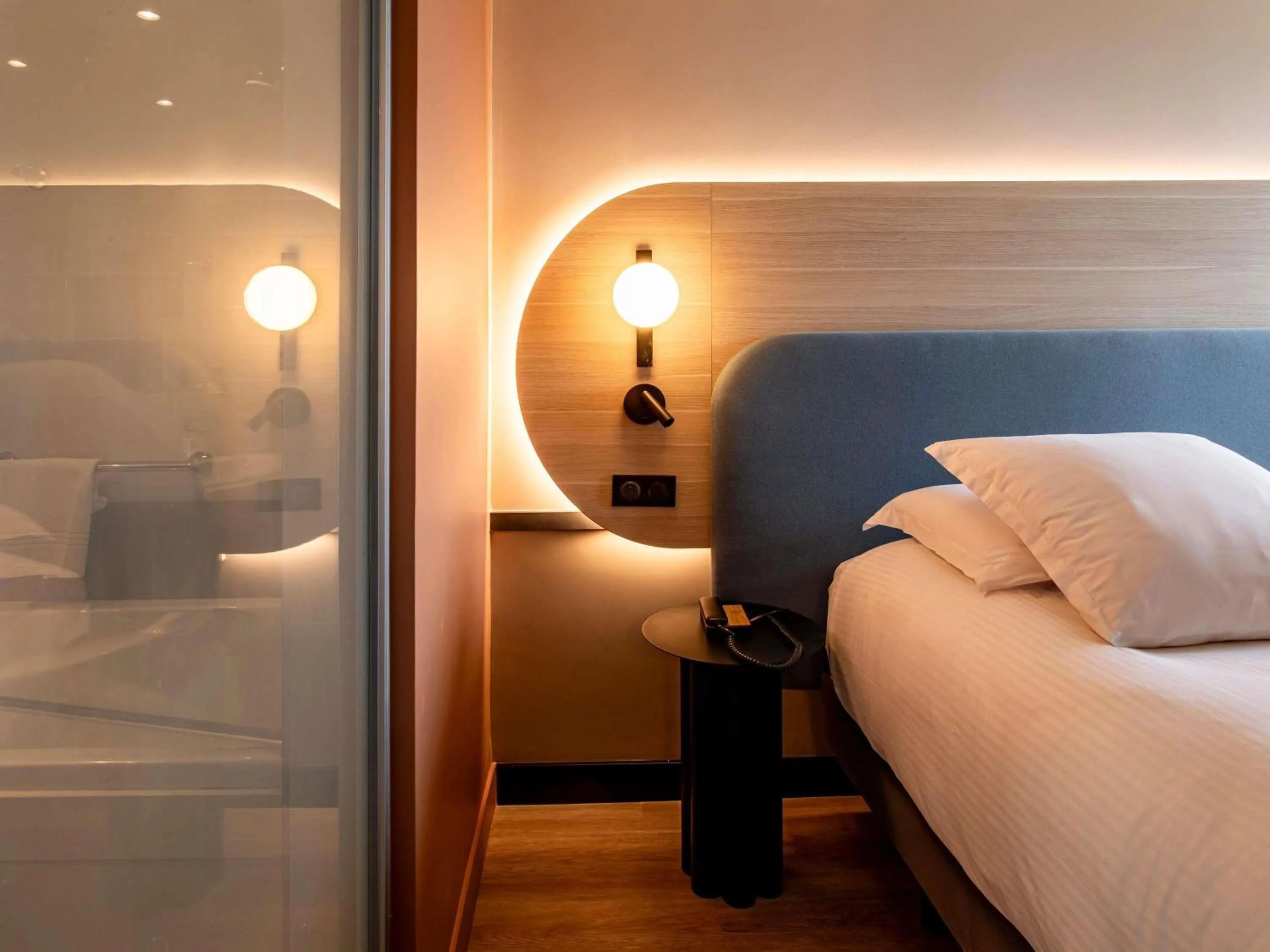 Bedroom, Bed in Mercure Angoulême Hôtel de France