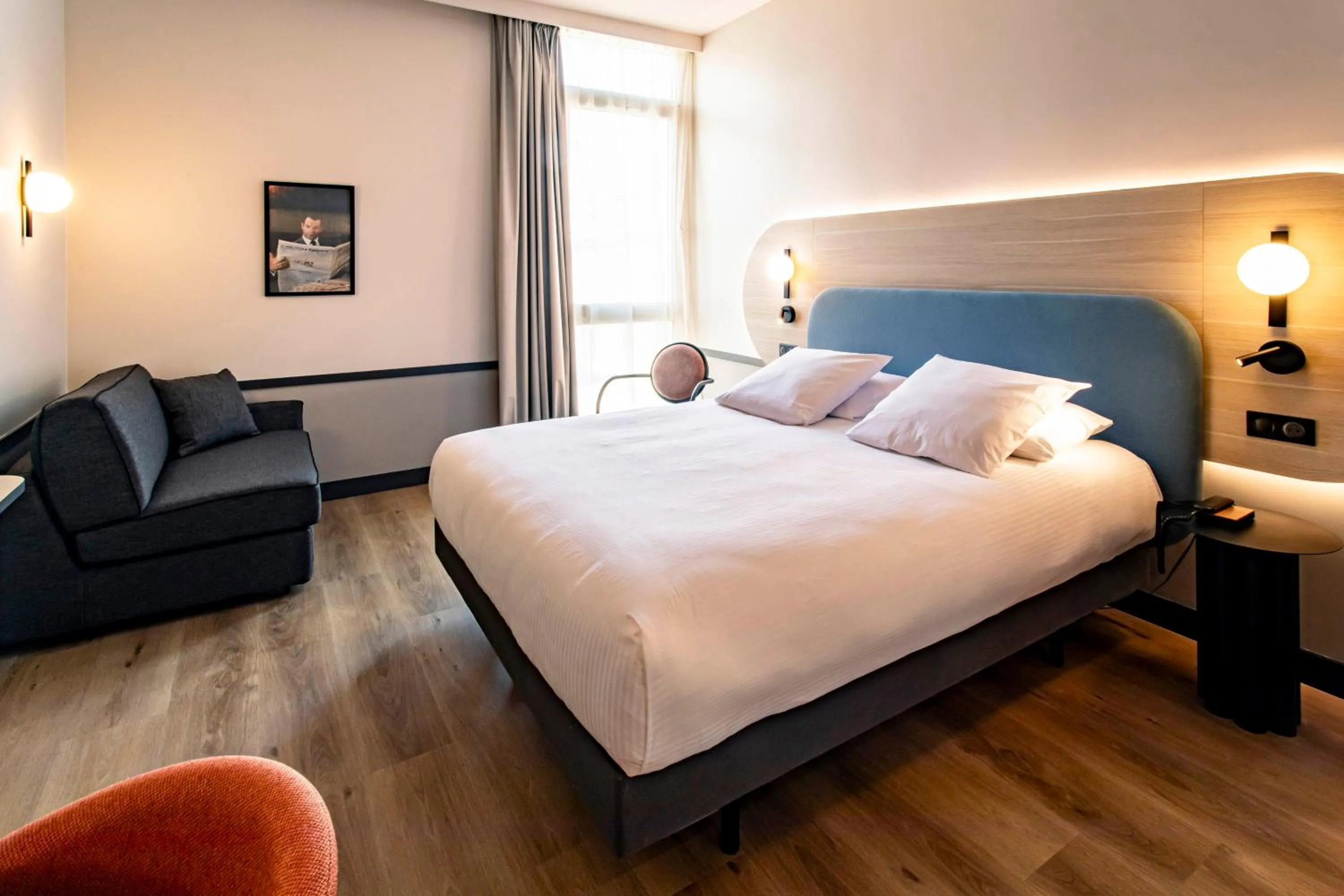 Photo of the whole room, Bed in Mercure Angoulême Hôtel de France