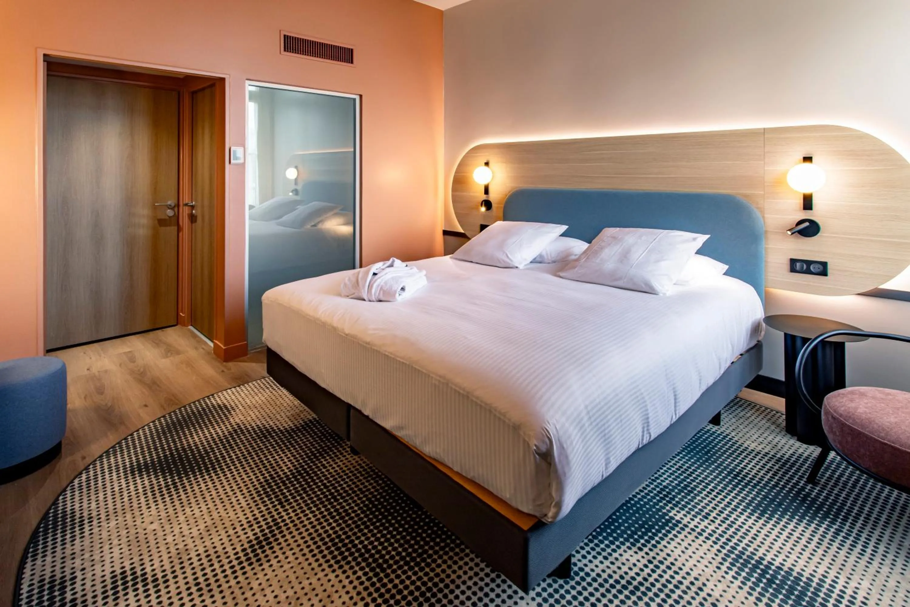 Bedroom, Bed in Mercure Angoulême Hôtel de France