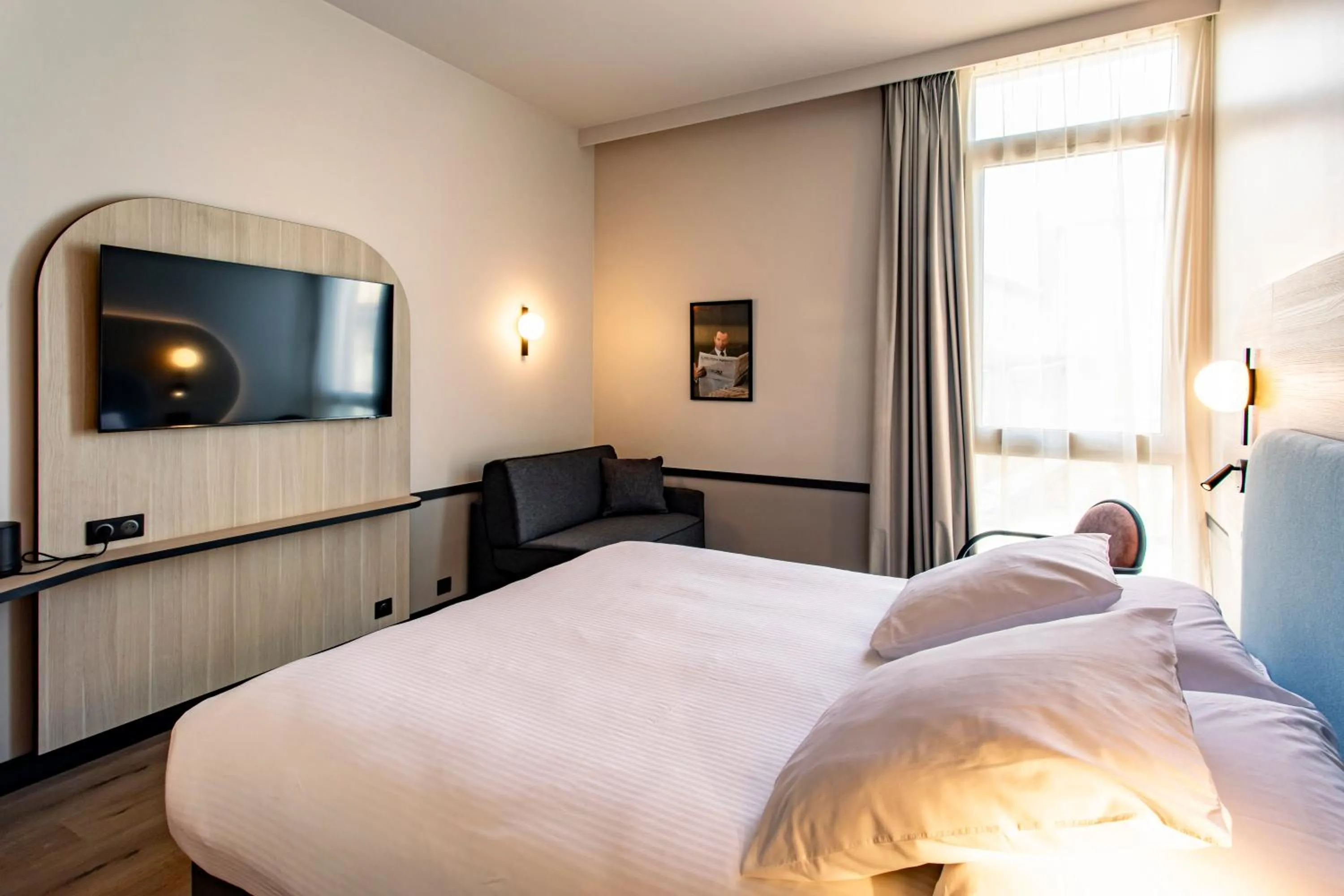 Photo of the whole room, Bed in Mercure Angoulême Hôtel de France