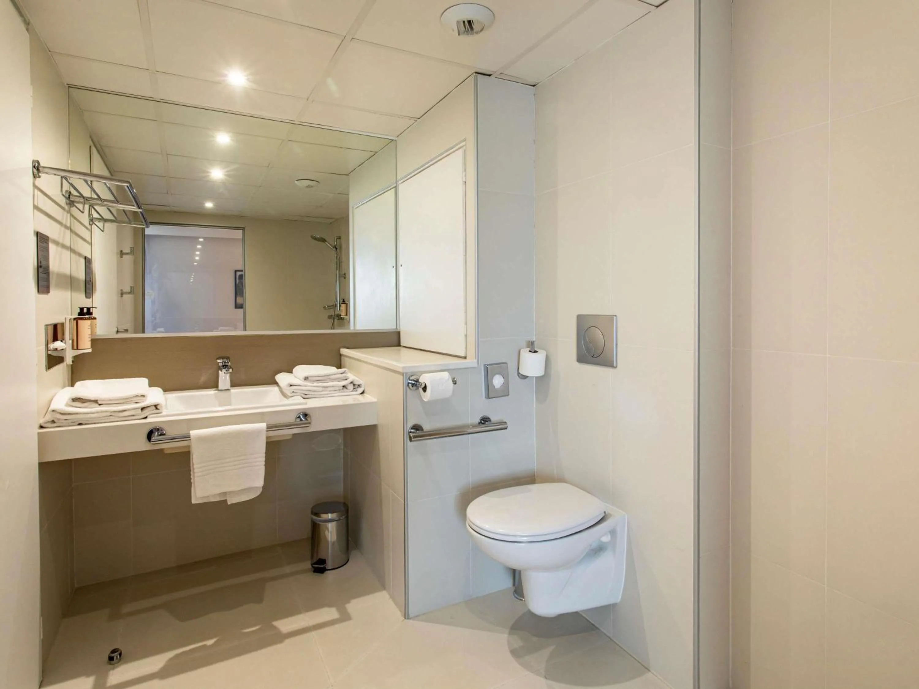 Bedroom in Mercure Angoulême Hôtel de France