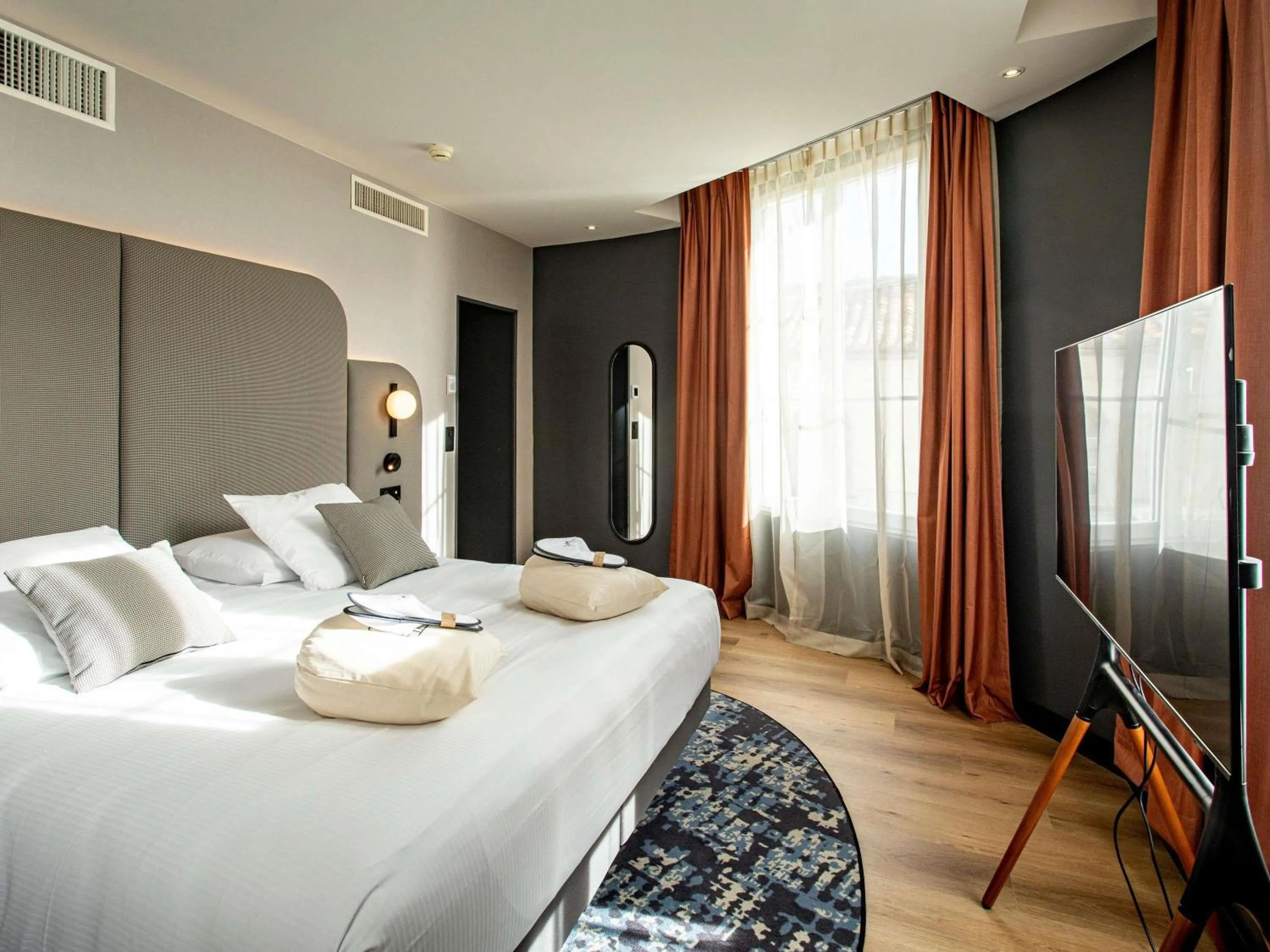 Bedroom, Bed in Mercure Angoulême Hôtel de France