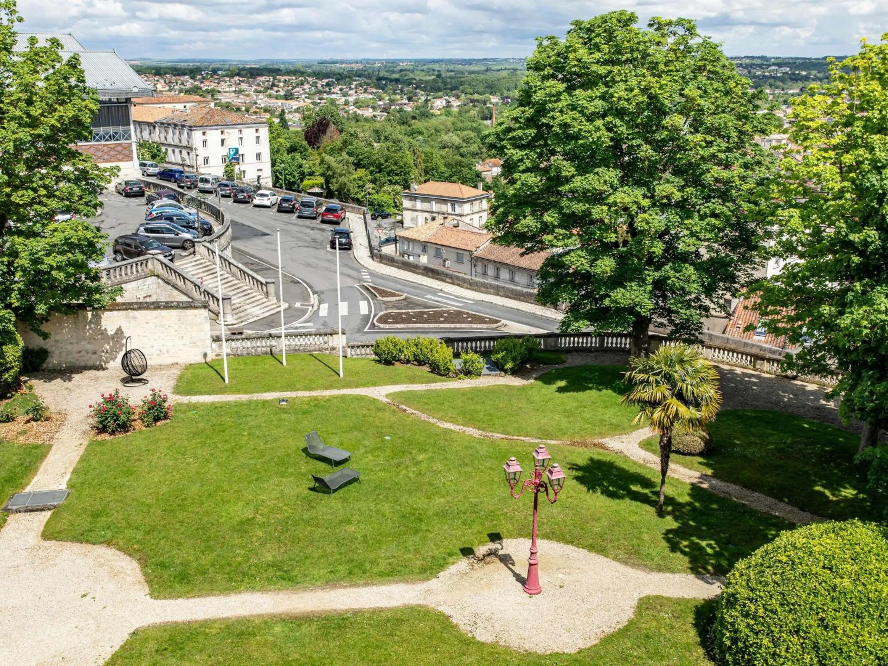 Bedroom in Mercure Angoulême Hôtel de France