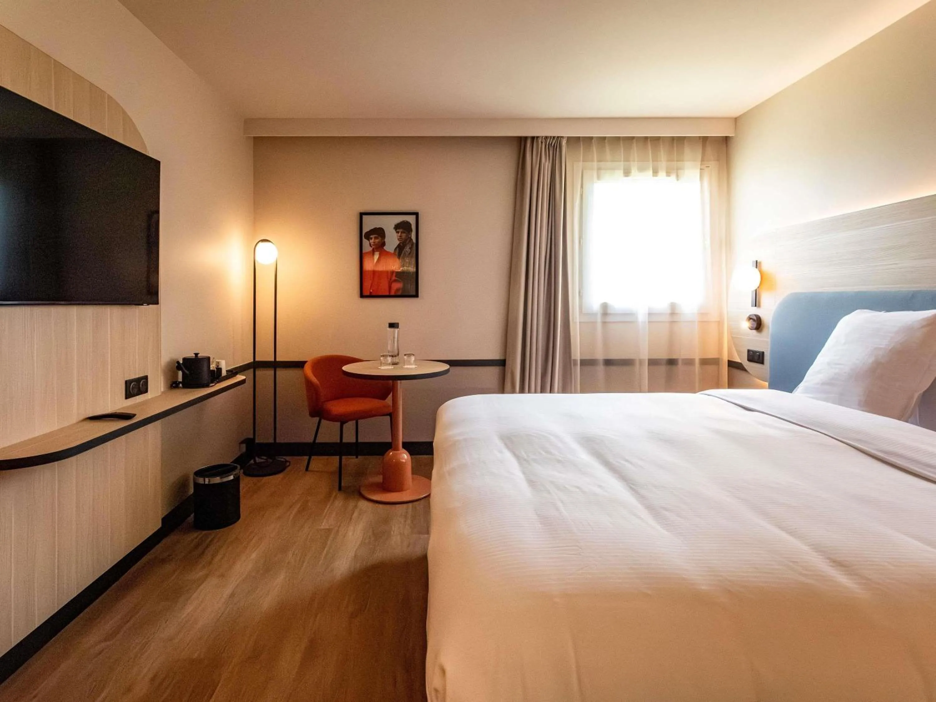 Bedroom, Bed in Mercure Angoulême Hôtel de France