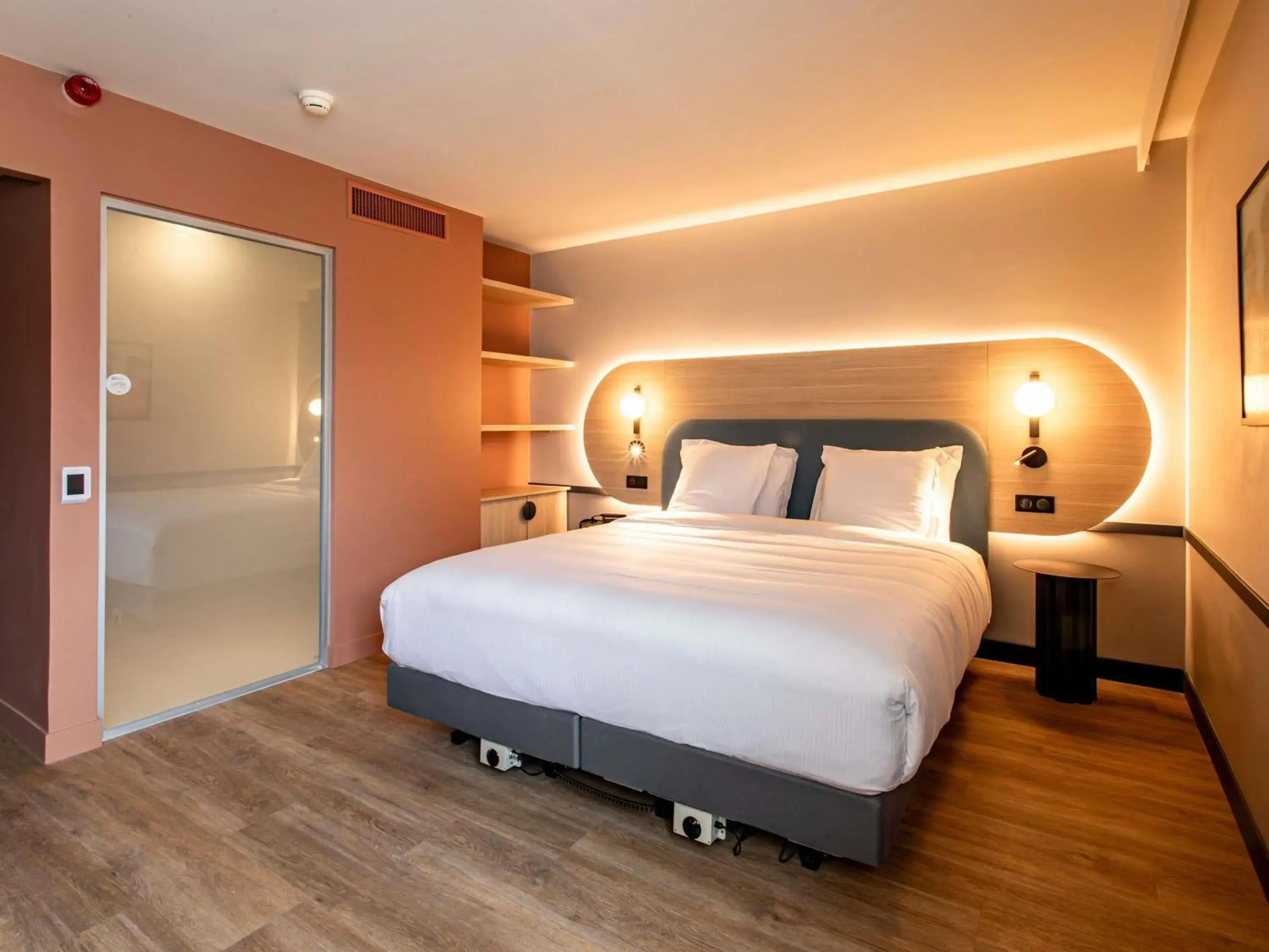 Bedroom, Bed in Mercure Angoulême Hôtel de France Bedroom, Bed in Mercure Angoulême Hôtel de France