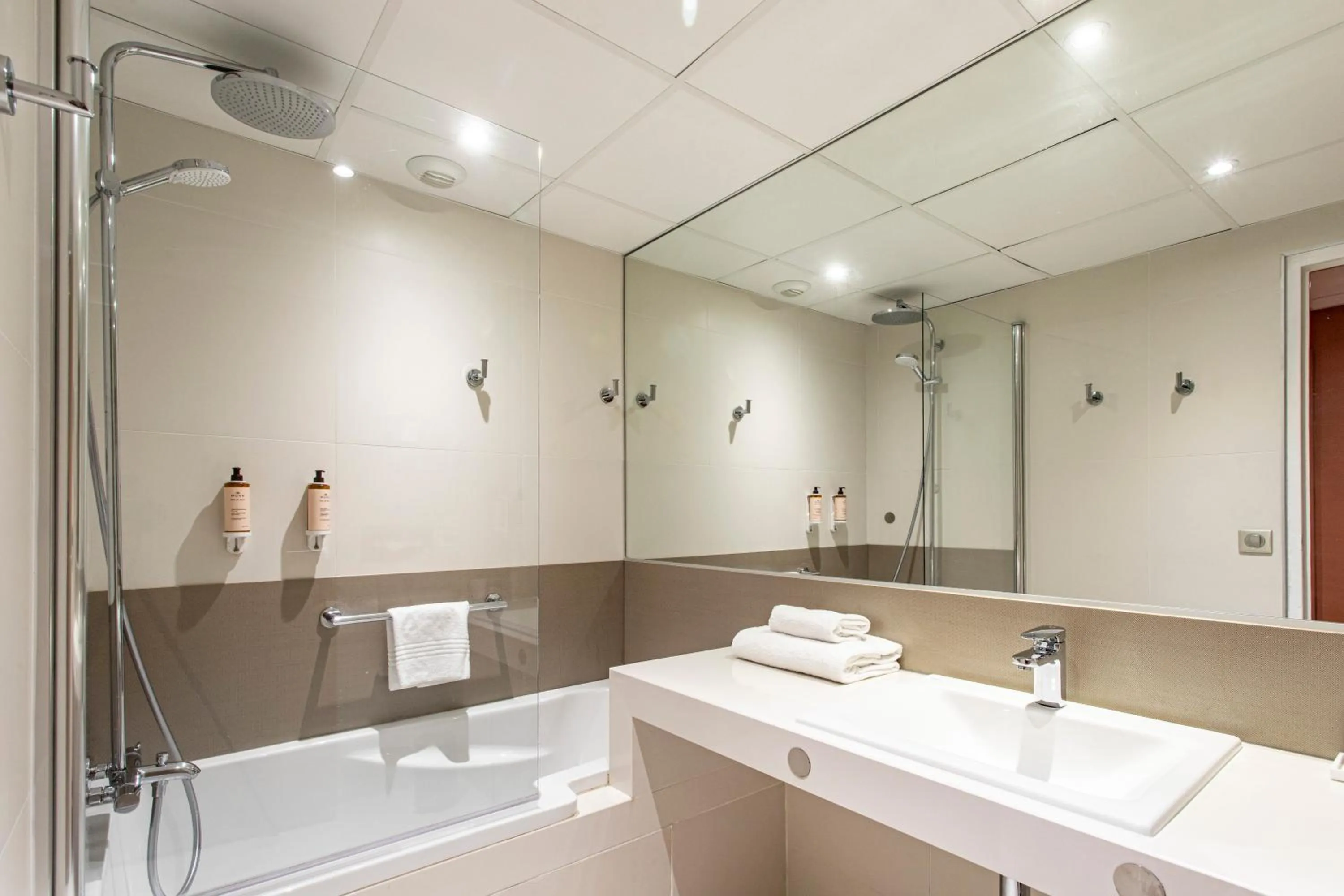 Bathroom in Mercure Angoulême Hôtel de France