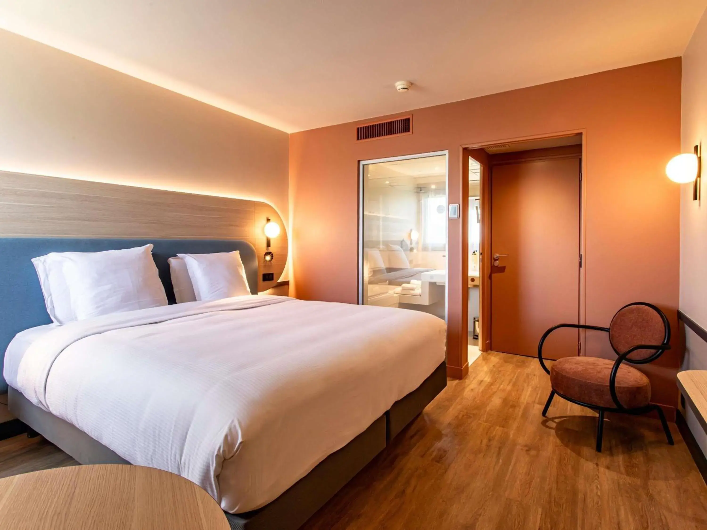 Bedroom, Bed in Mercure Angoulême Hôtel de France Bedroom, Bed in Mercure Angoulême Hôtel de France