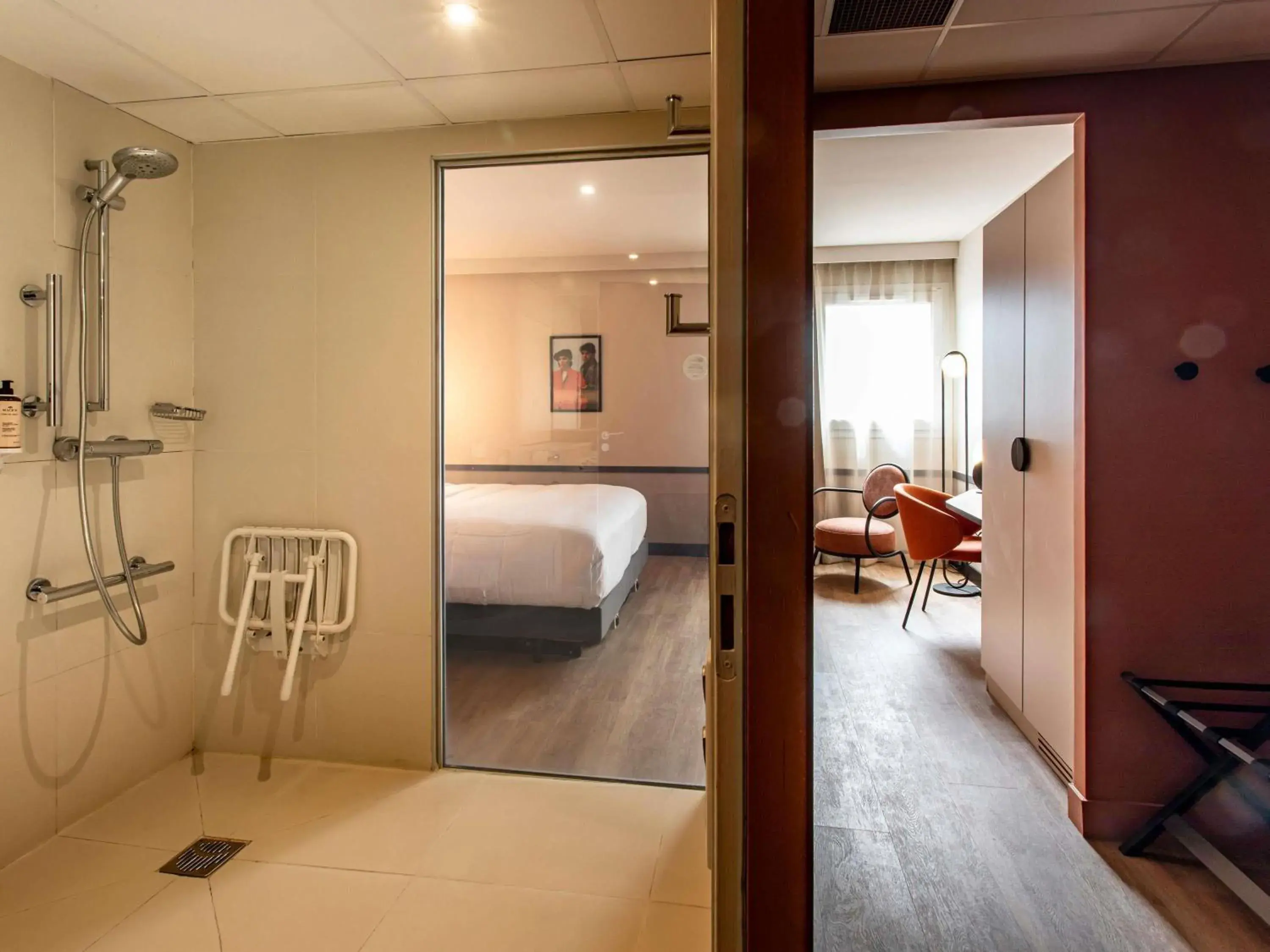 Bedroom, Bed in Mercure Angoulême Hôtel de France Bedroom, Bed in Mercure Angoulême Hôtel de France