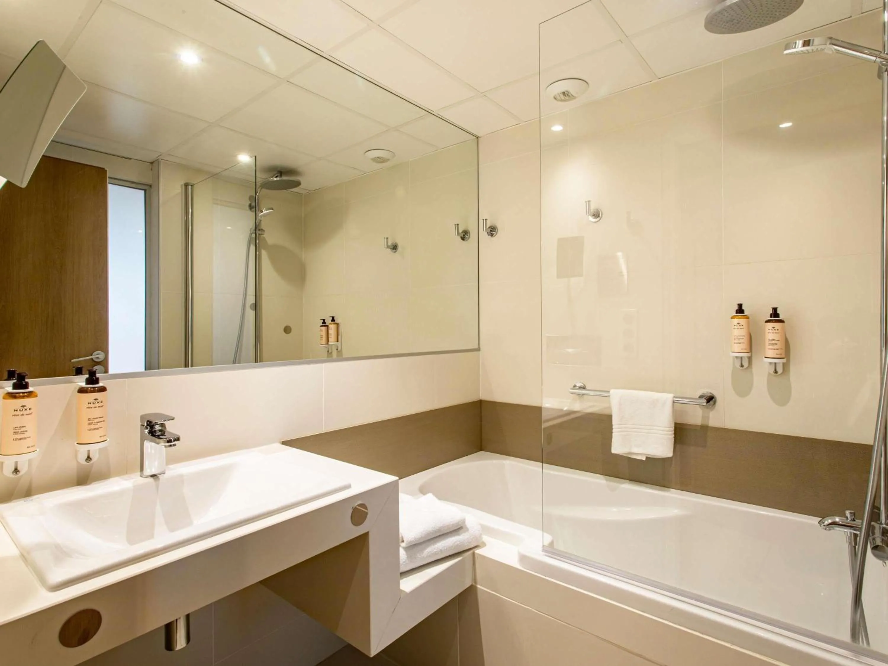 Bedroom in Mercure Angoulême Hôtel de France