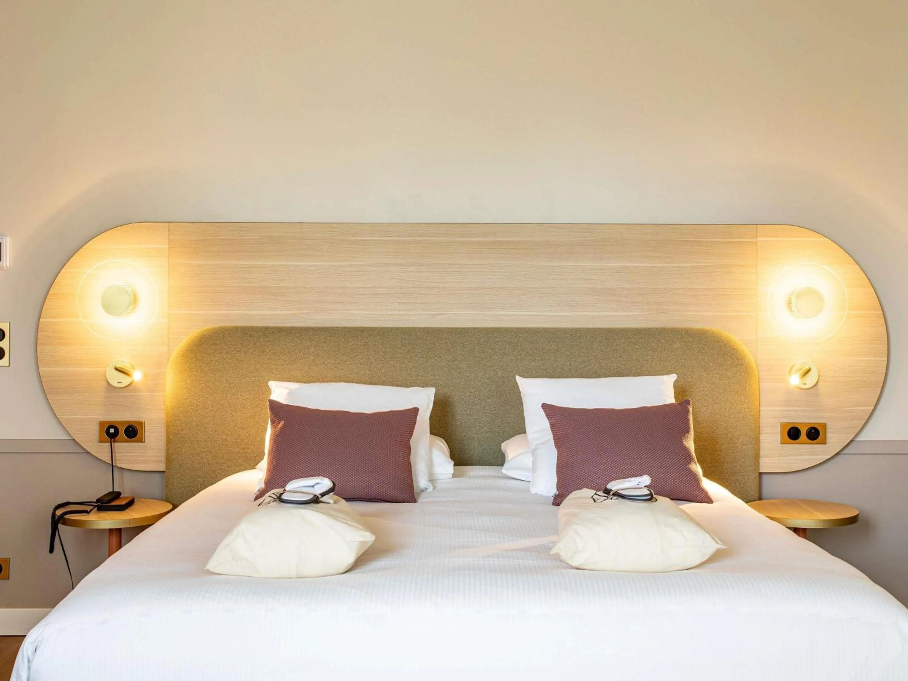 Bedroom, Bed in Mercure Angoulême Hôtel de France