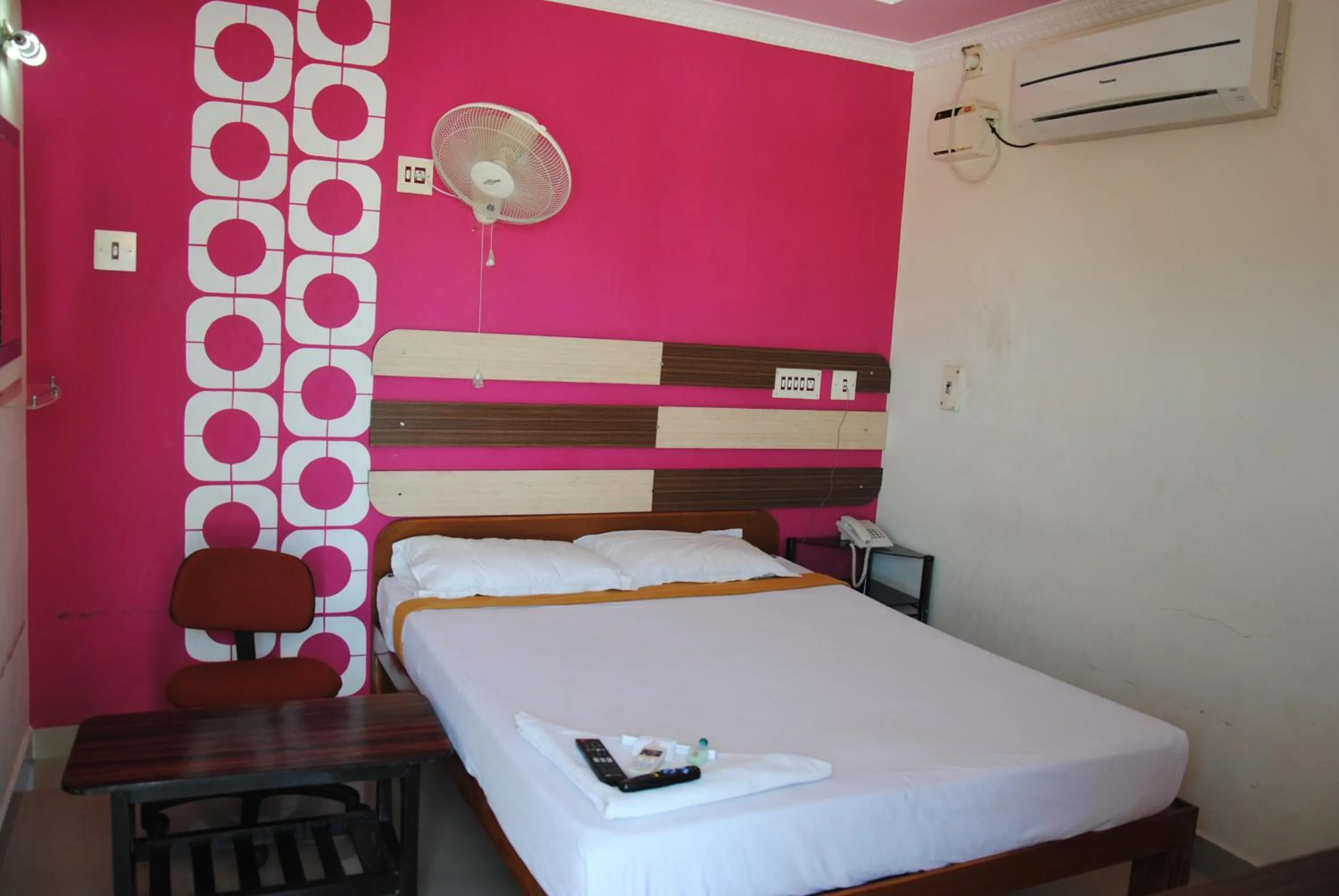 Bedroom, Bed in Just Guest House, Chennai Airport