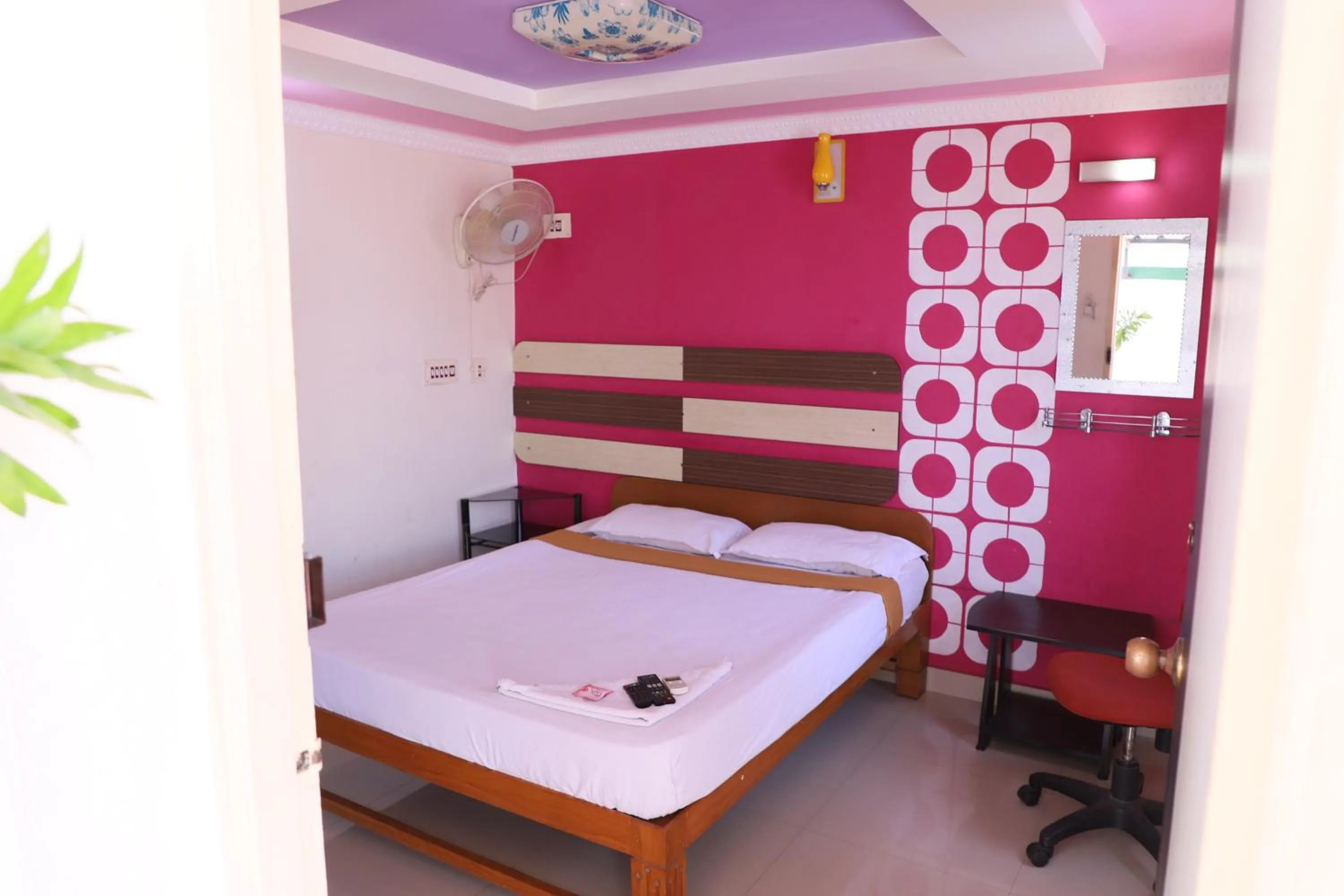 Photo of the whole room, Bed in Just Guest House, Chennai Airport