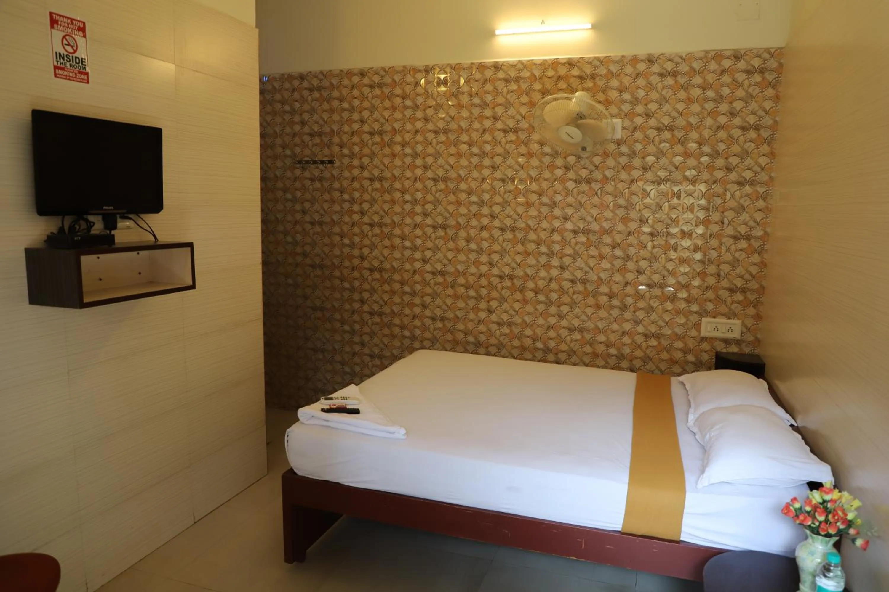TV and multimedia, Bed in Just Guest House, Chennai Airport