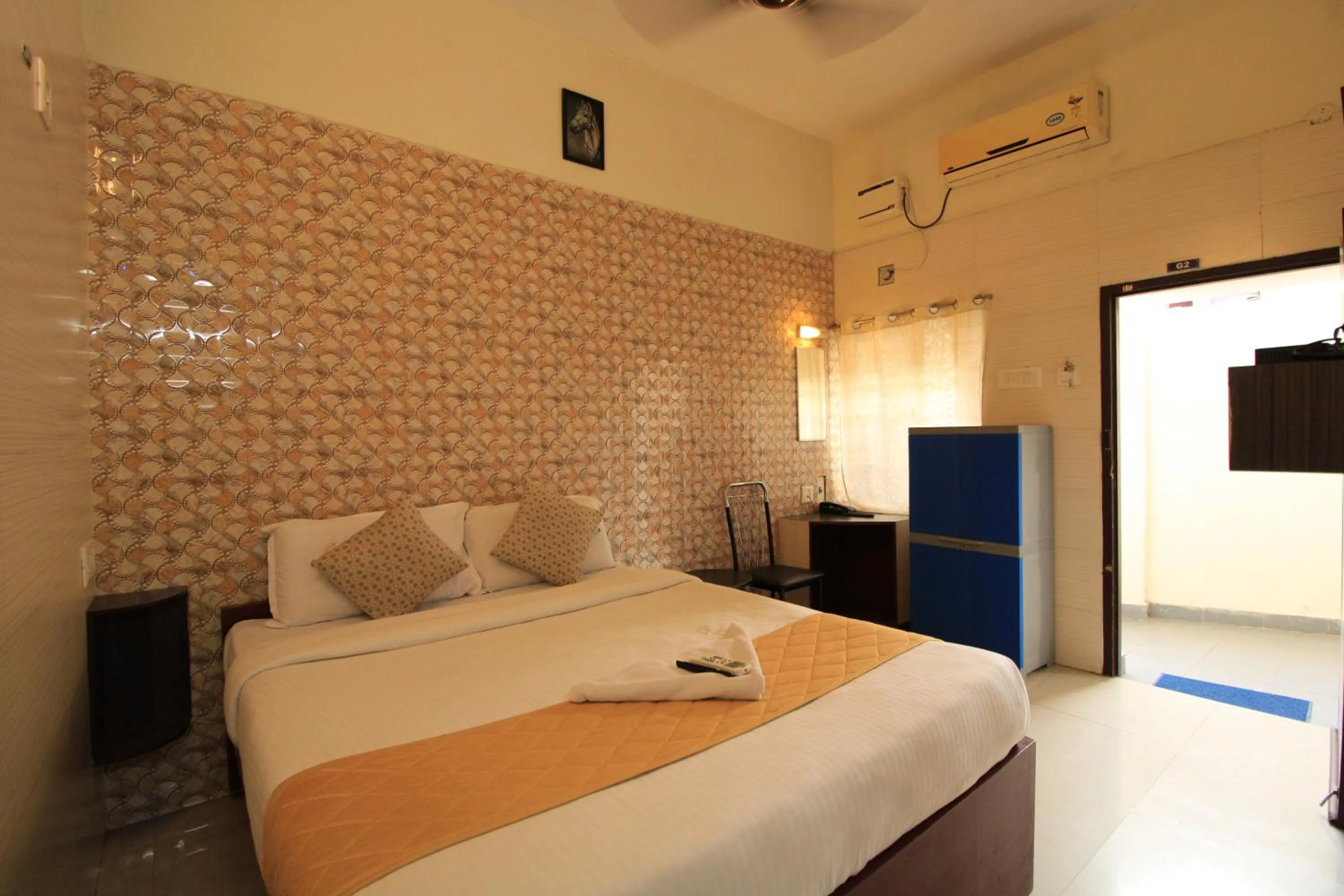 Bedroom, Bed in Just Guest House, Chennai Airport