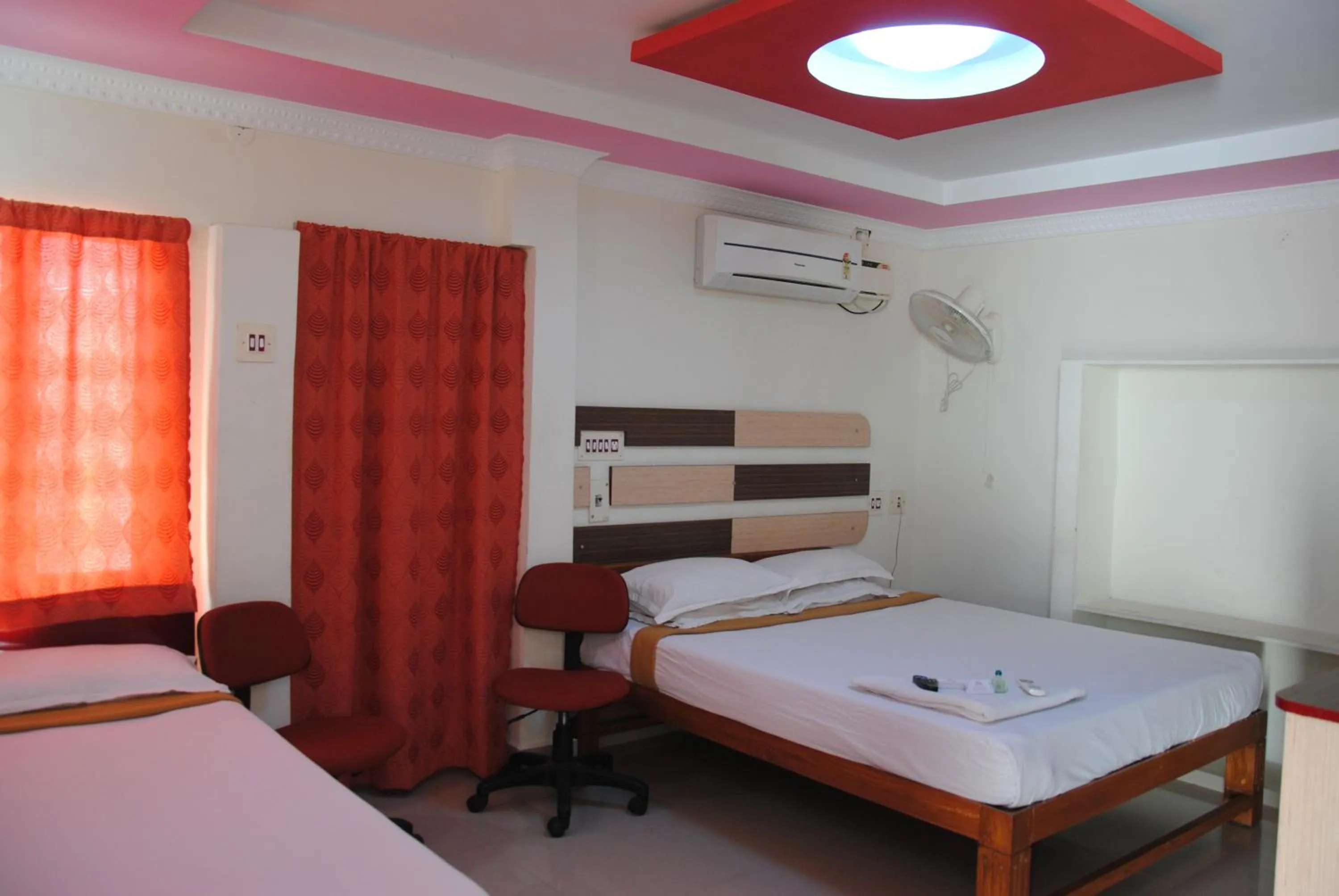 Bedroom, Bed in Just Guest House, Chennai Airport