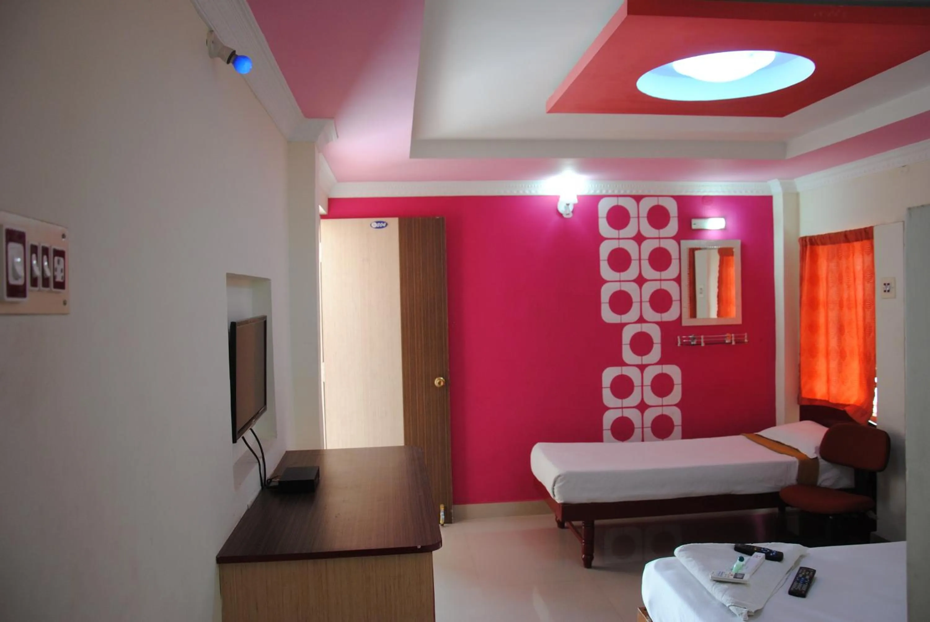 View (from property/room), Bed in Just Guest House, Chennai Airport