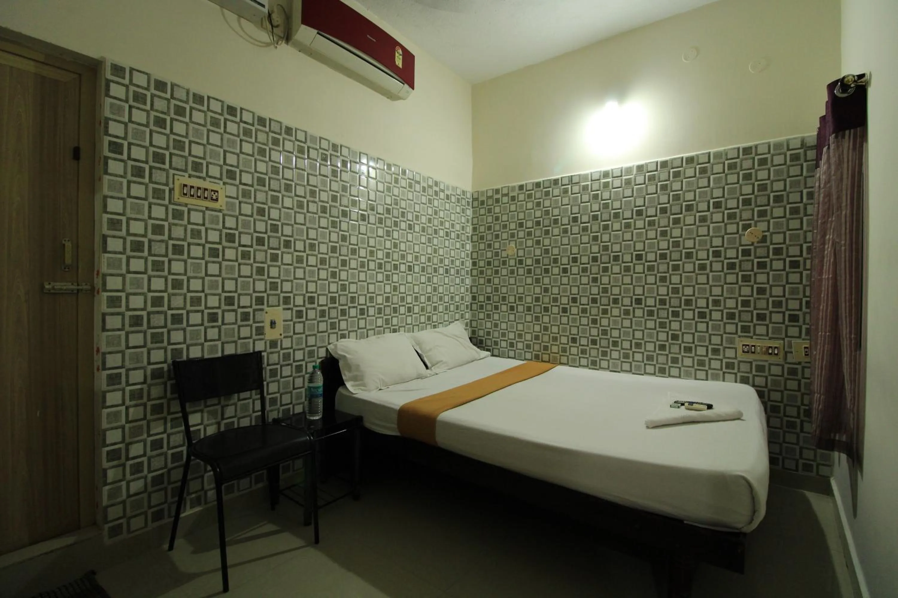 Bedroom, Bed in Just Guest House, Chennai Airport