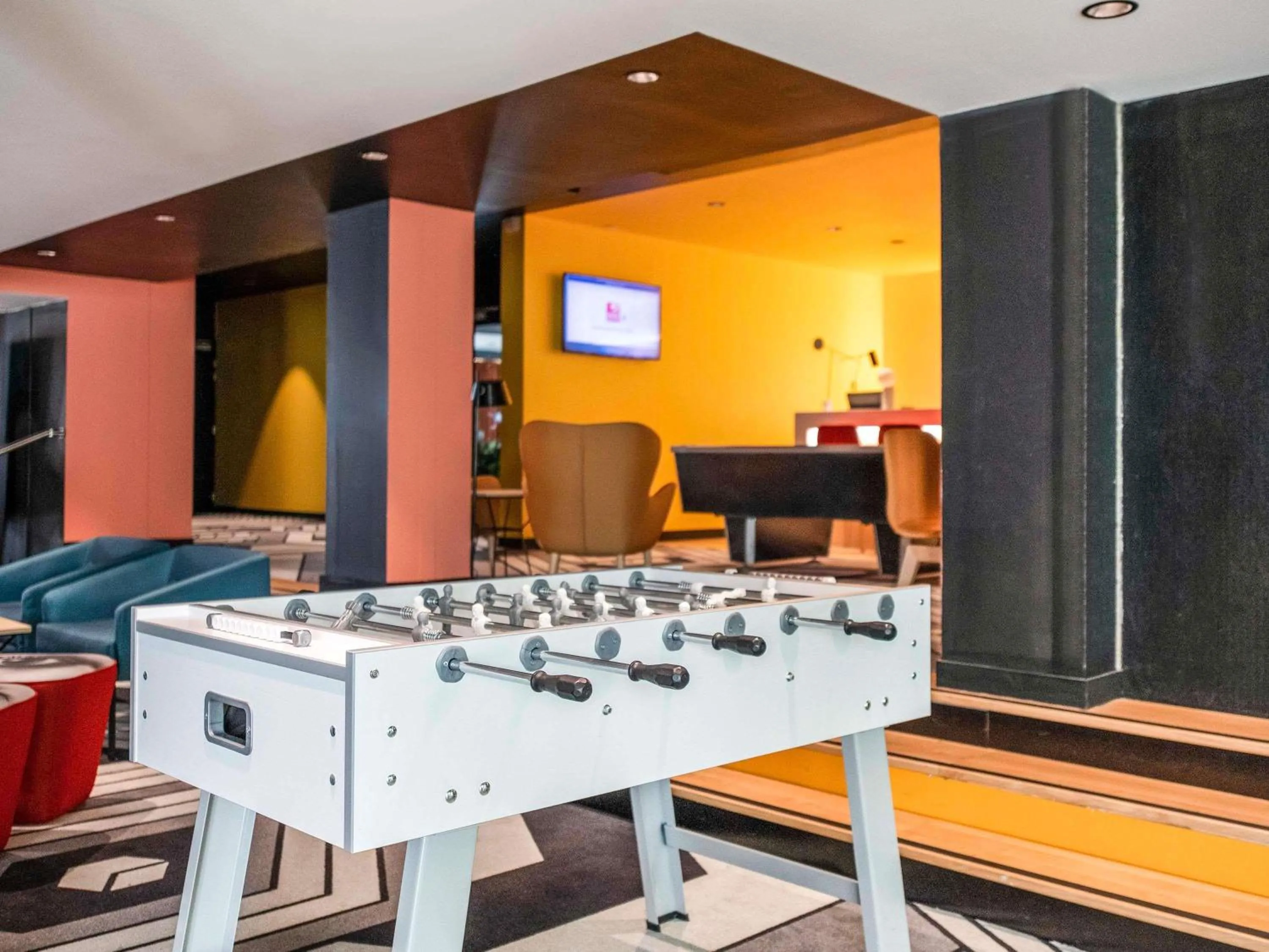 Lounge or bar in ibis Styles Avignon Sud