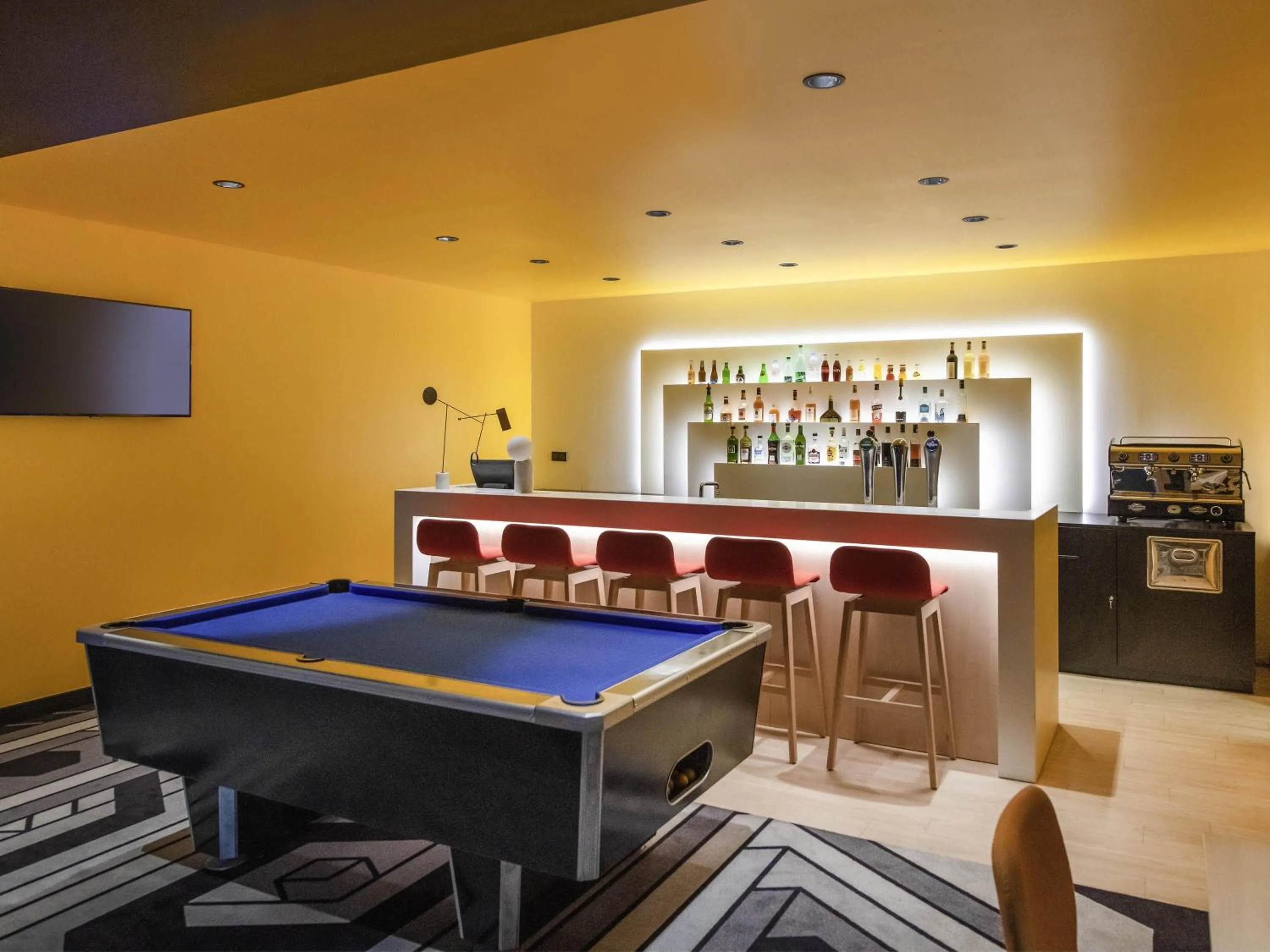 Lounge or bar in ibis Styles Avignon Sud