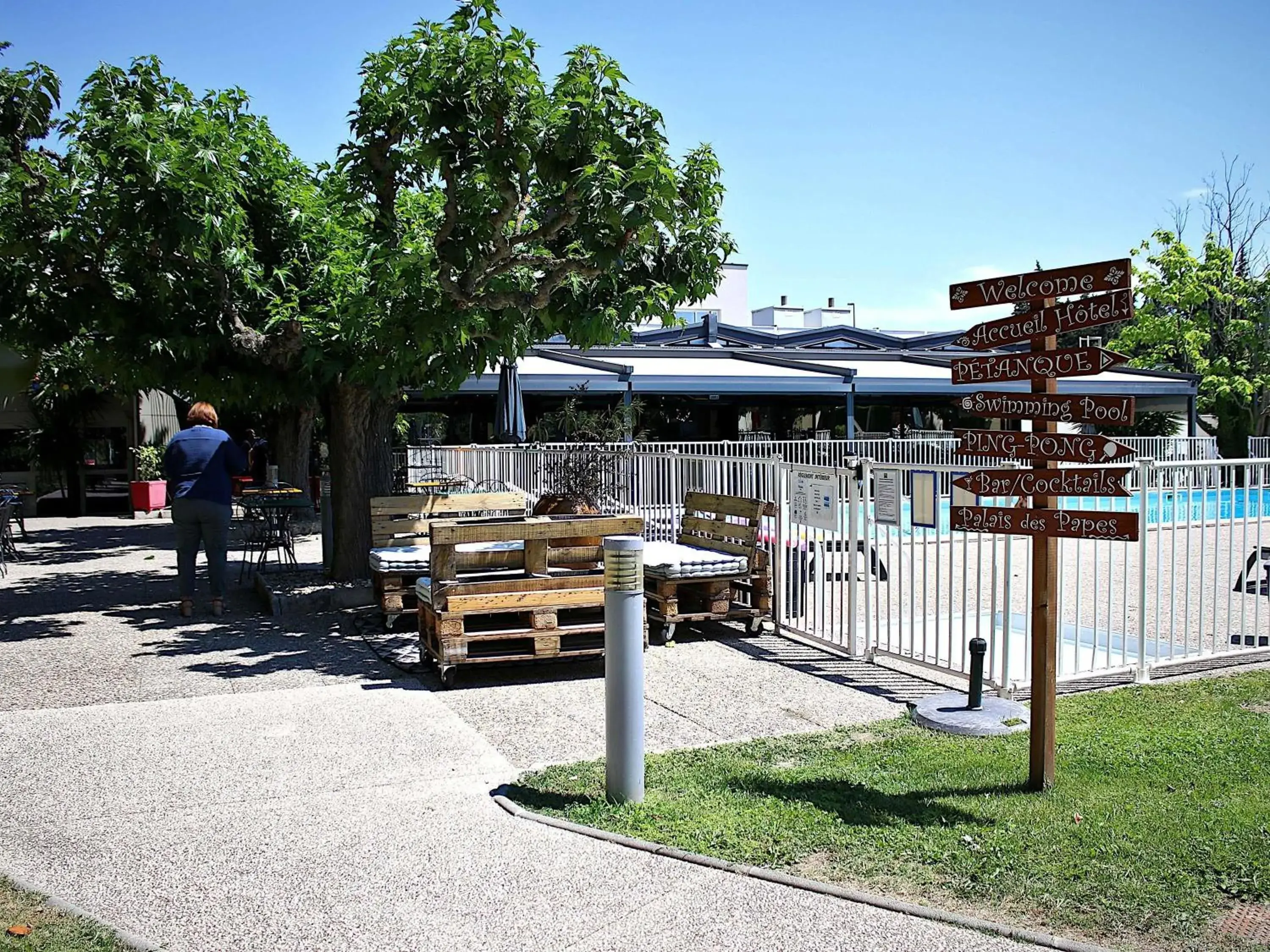Pool view in ibis Styles Avignon Sud Pool view in ibis Styles Avignon Sud