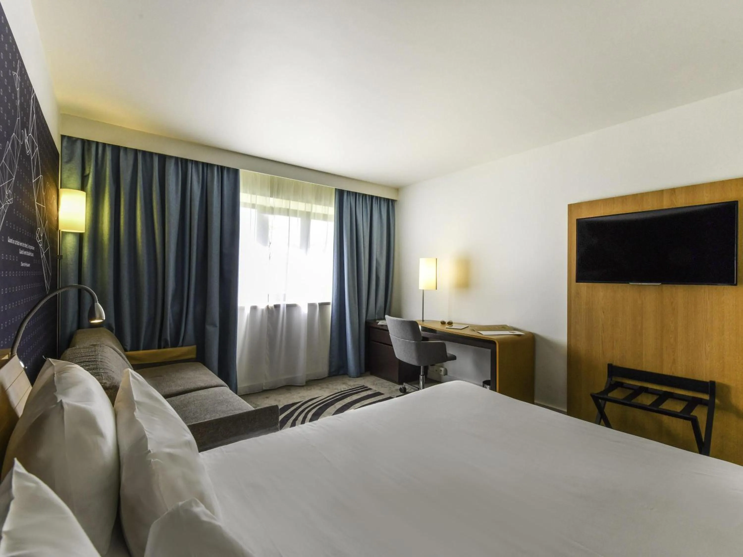 Bedroom, Bed in Novotel La Rochelle Centre