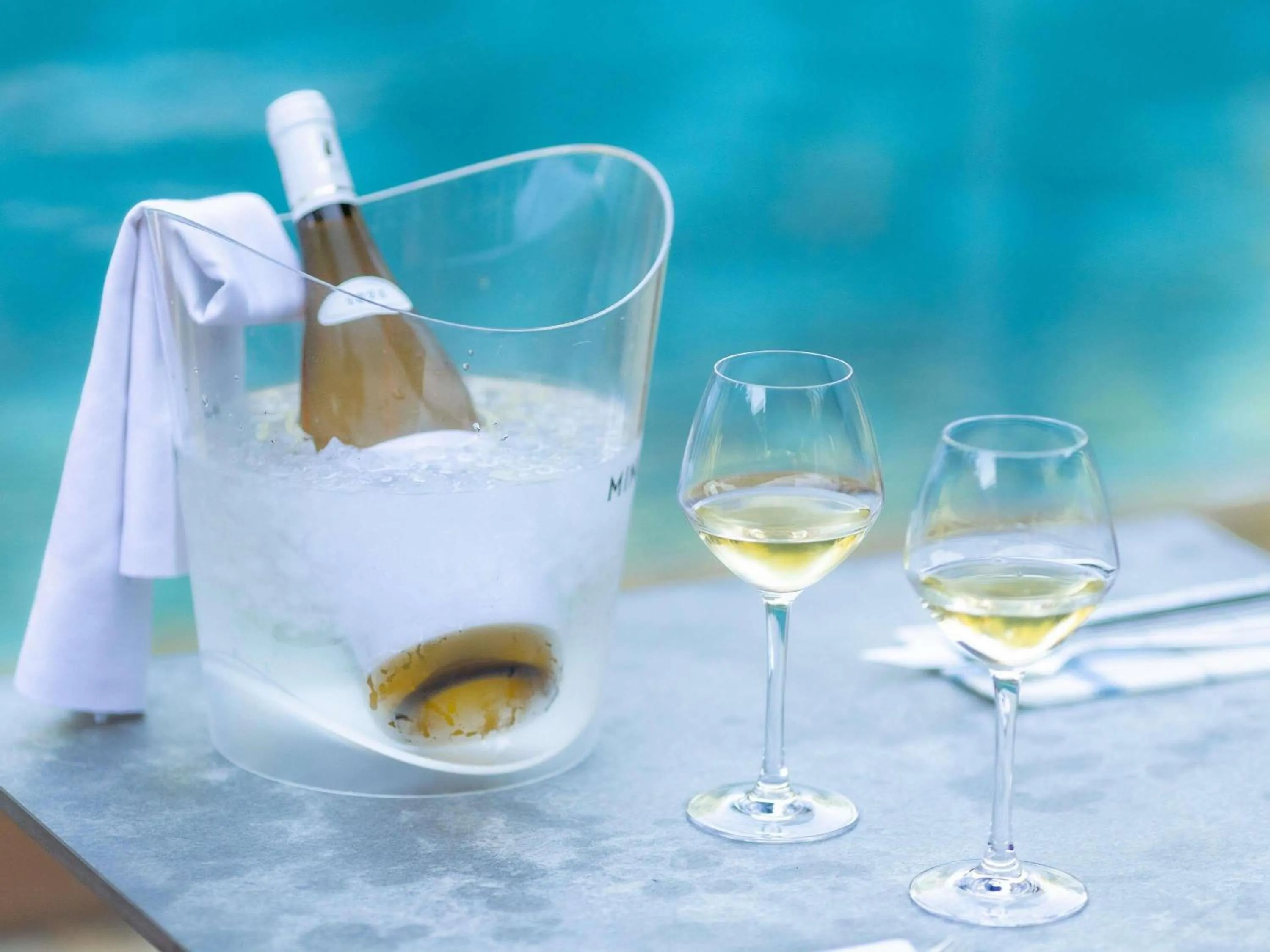 Lounge or bar in Novotel La Rochelle Centre