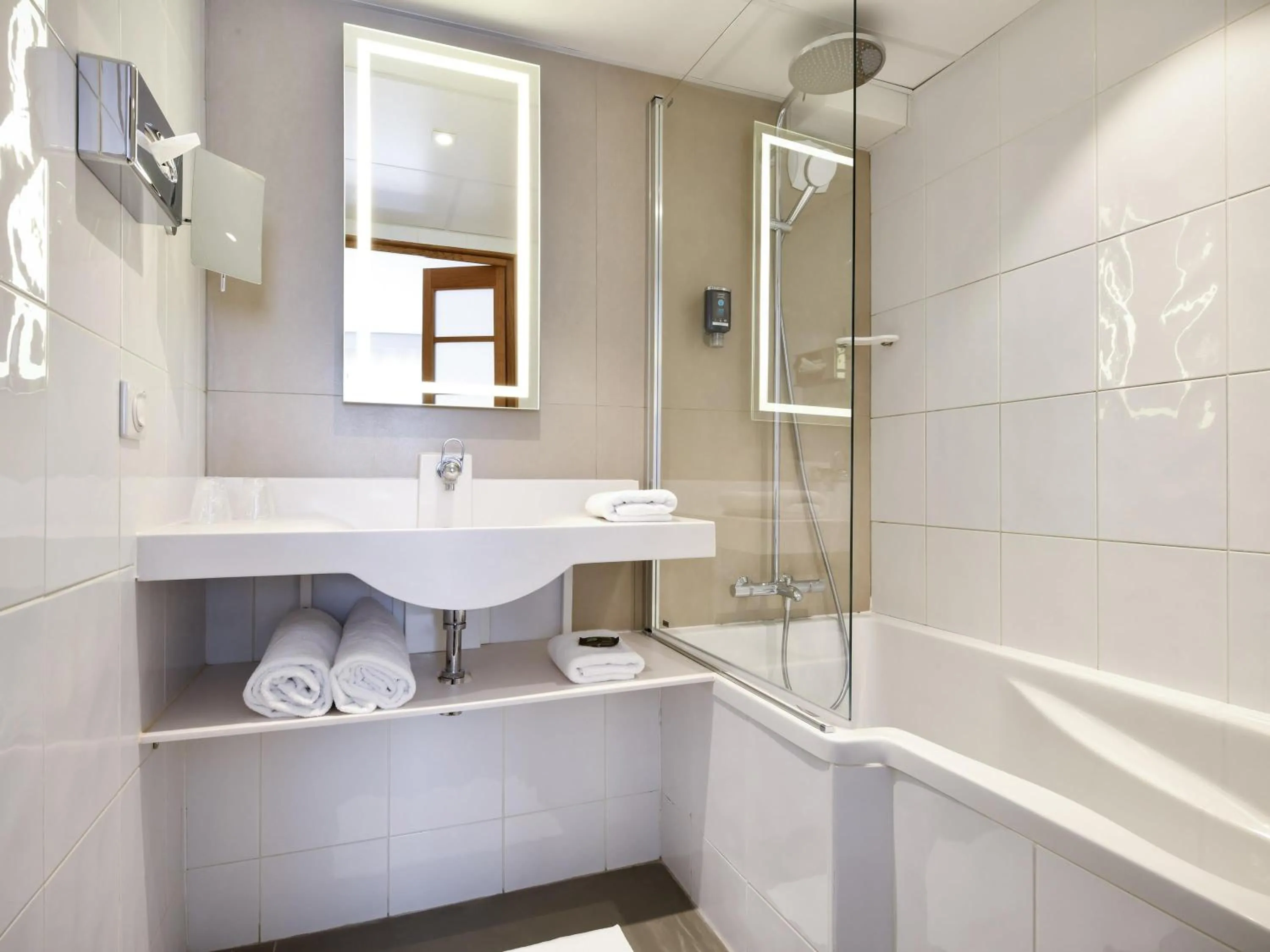 Bedroom in Novotel La Rochelle Centre