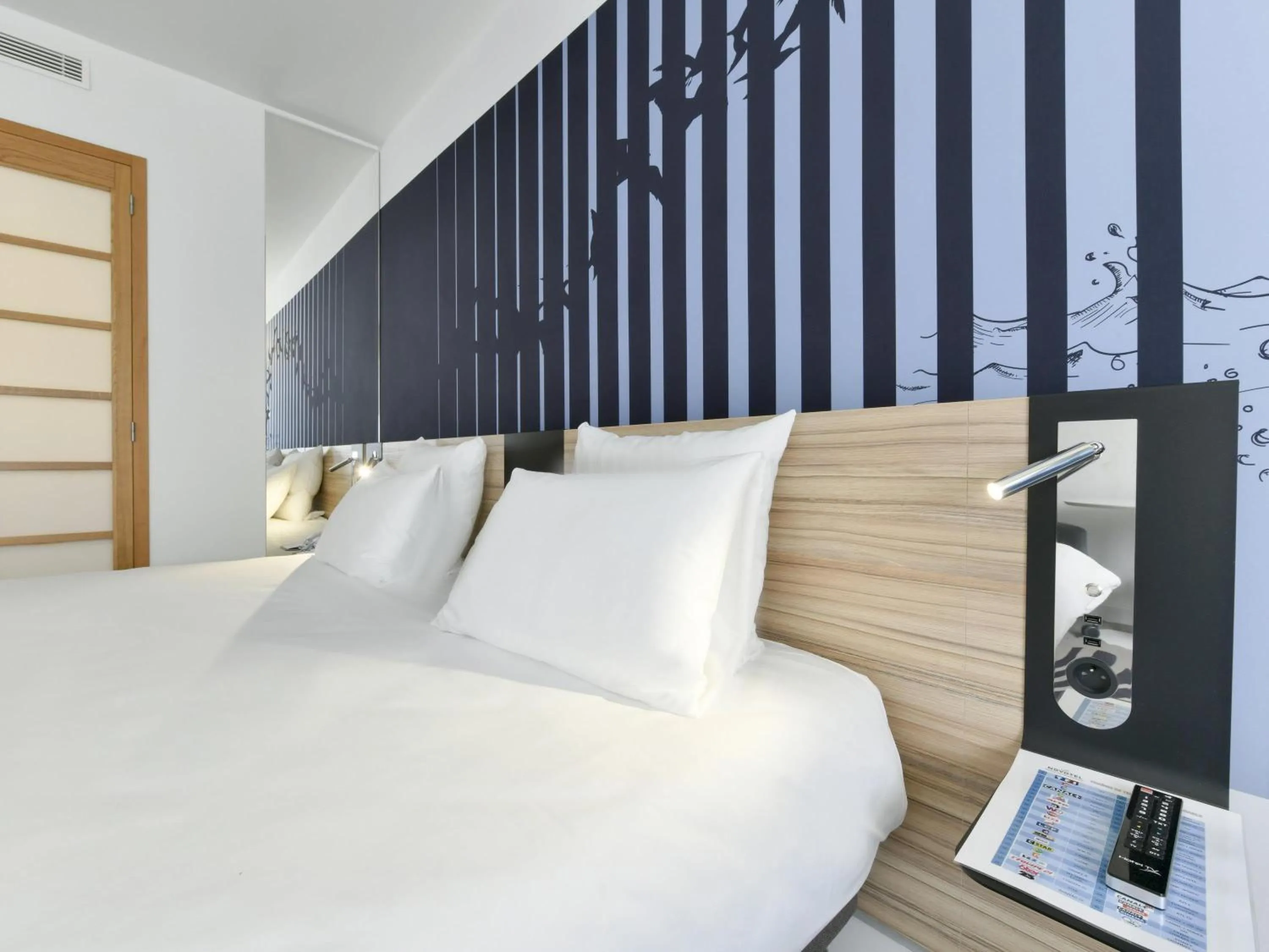 Bedroom, Bed in Novotel La Rochelle Centre