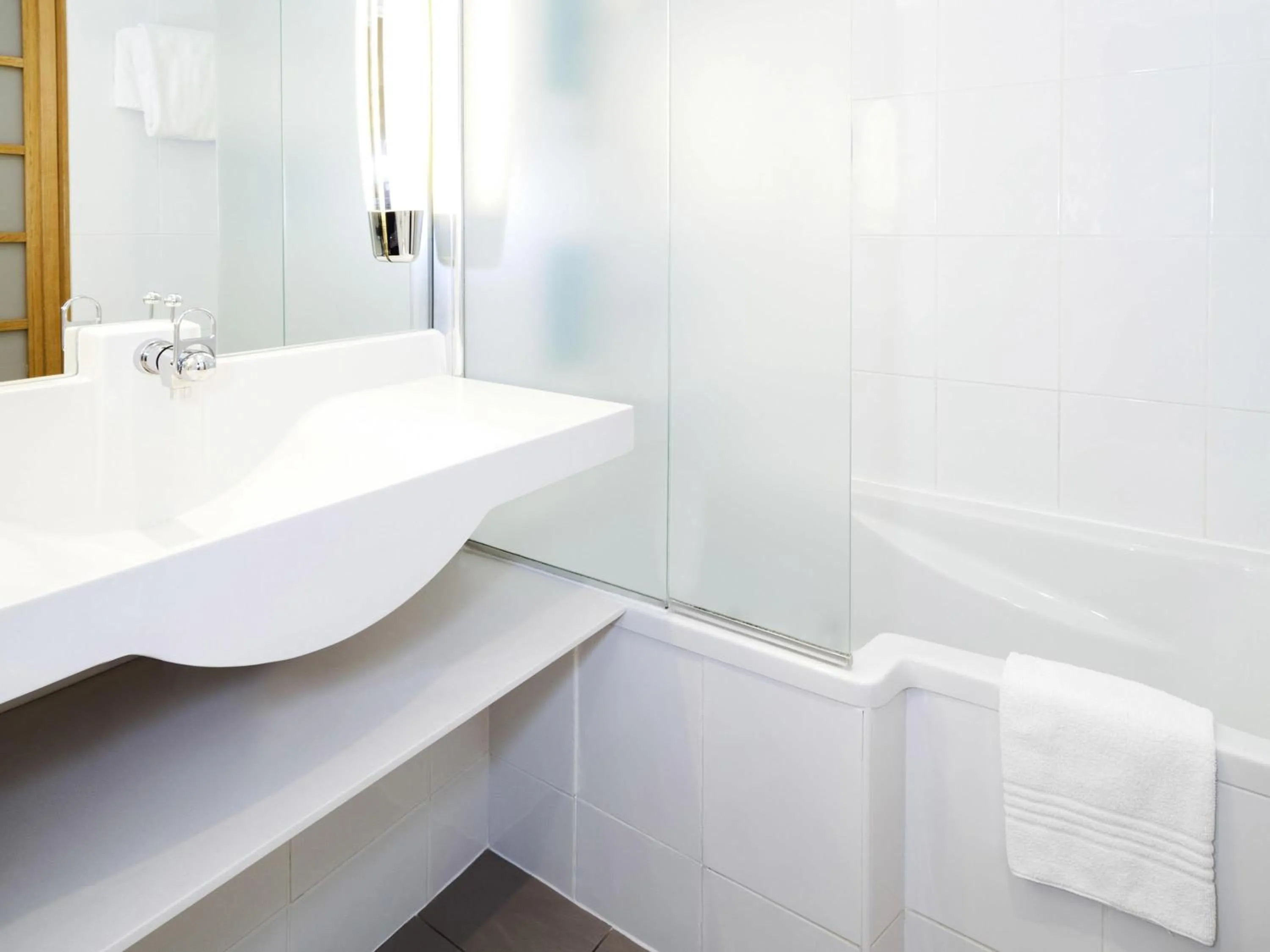 Bedroom in Novotel La Rochelle Centre