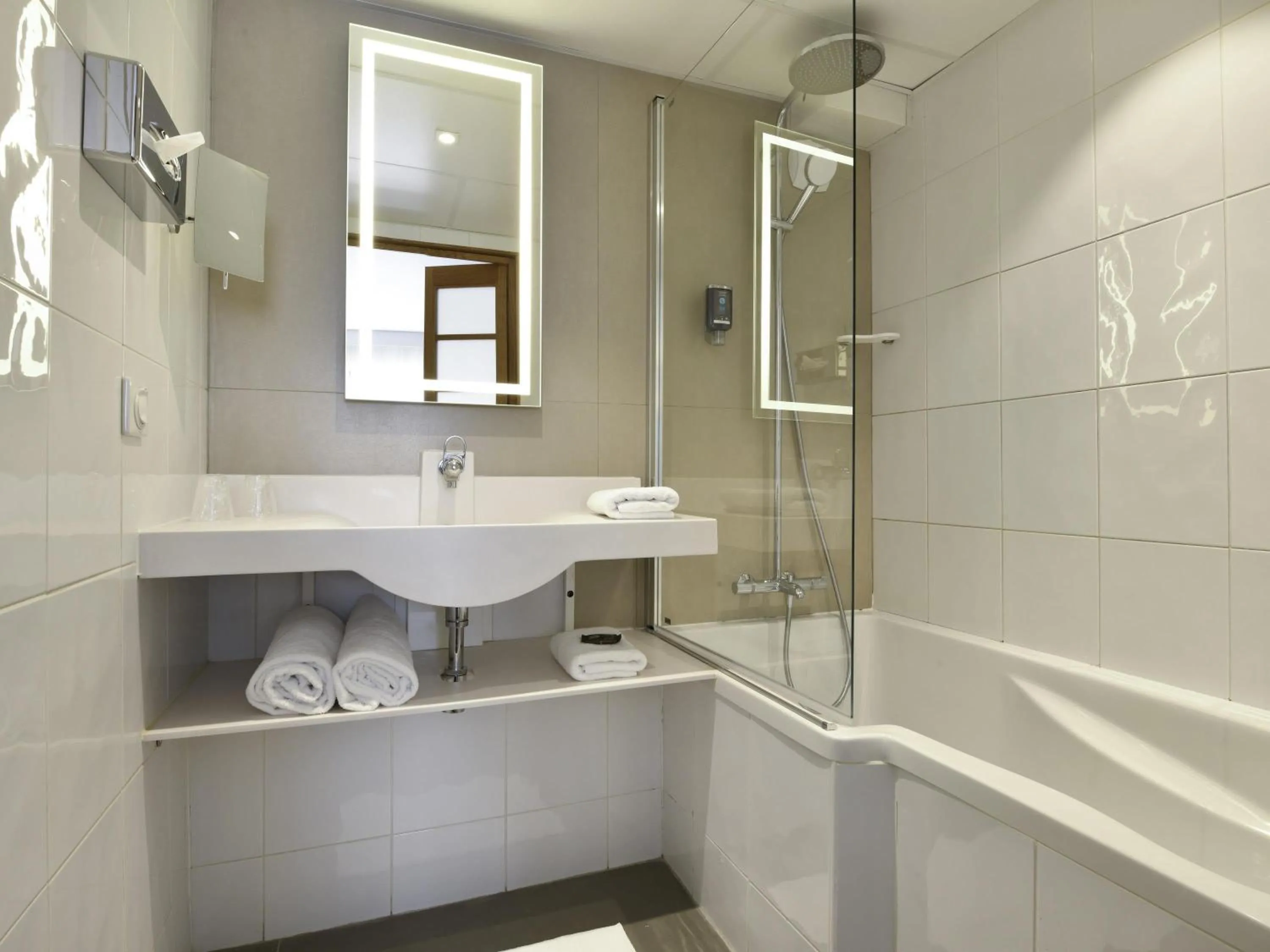 Bedroom in Novotel La Rochelle Centre