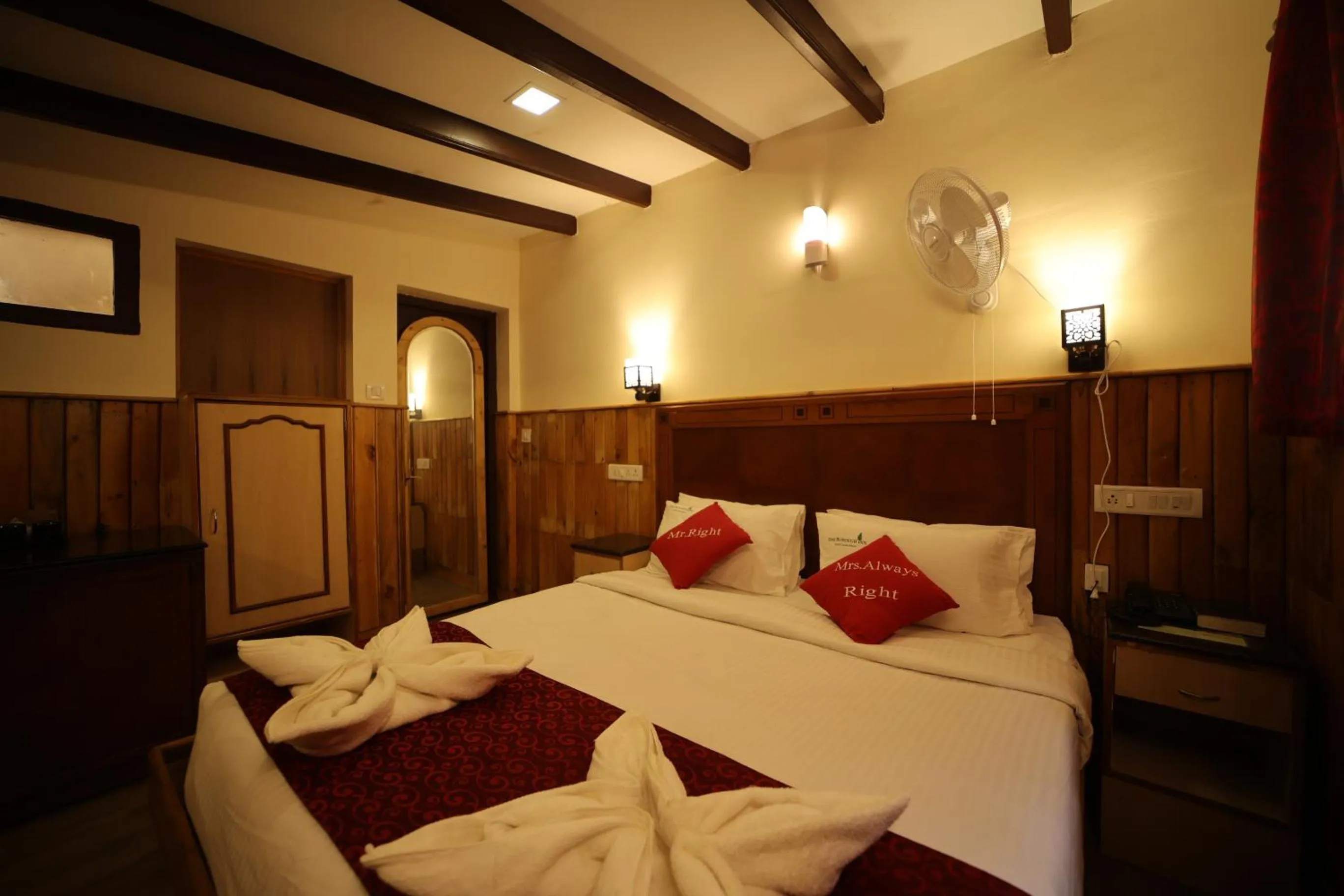 Property building, Bed in Pine Borough Inn