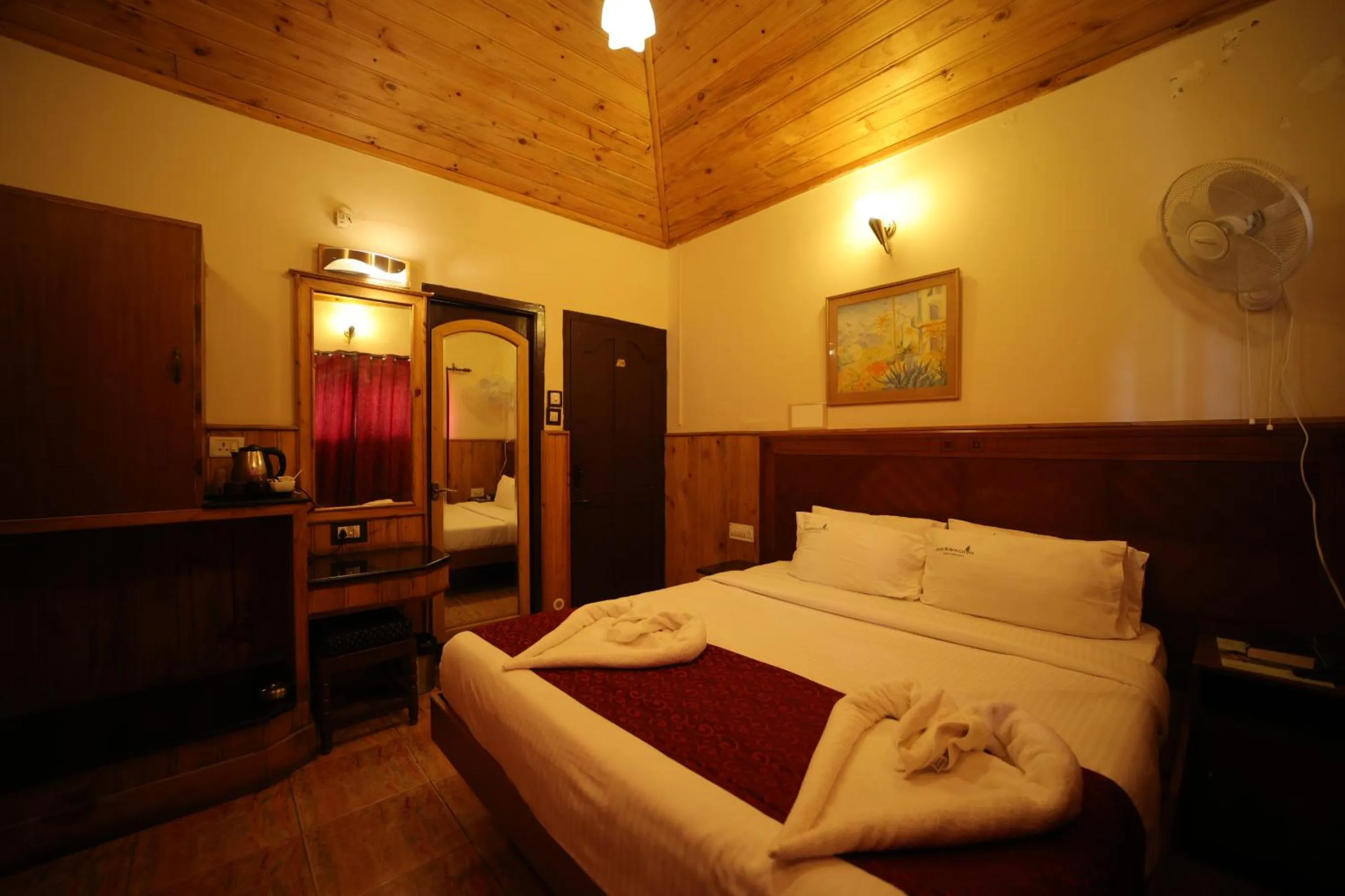 Property building, Bed in Pine Borough Inn