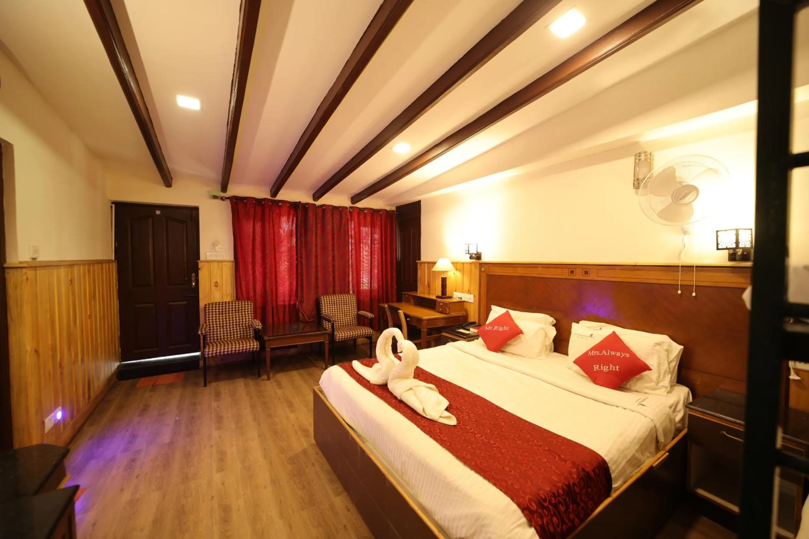 Property building, Bed in Pine Borough Inn