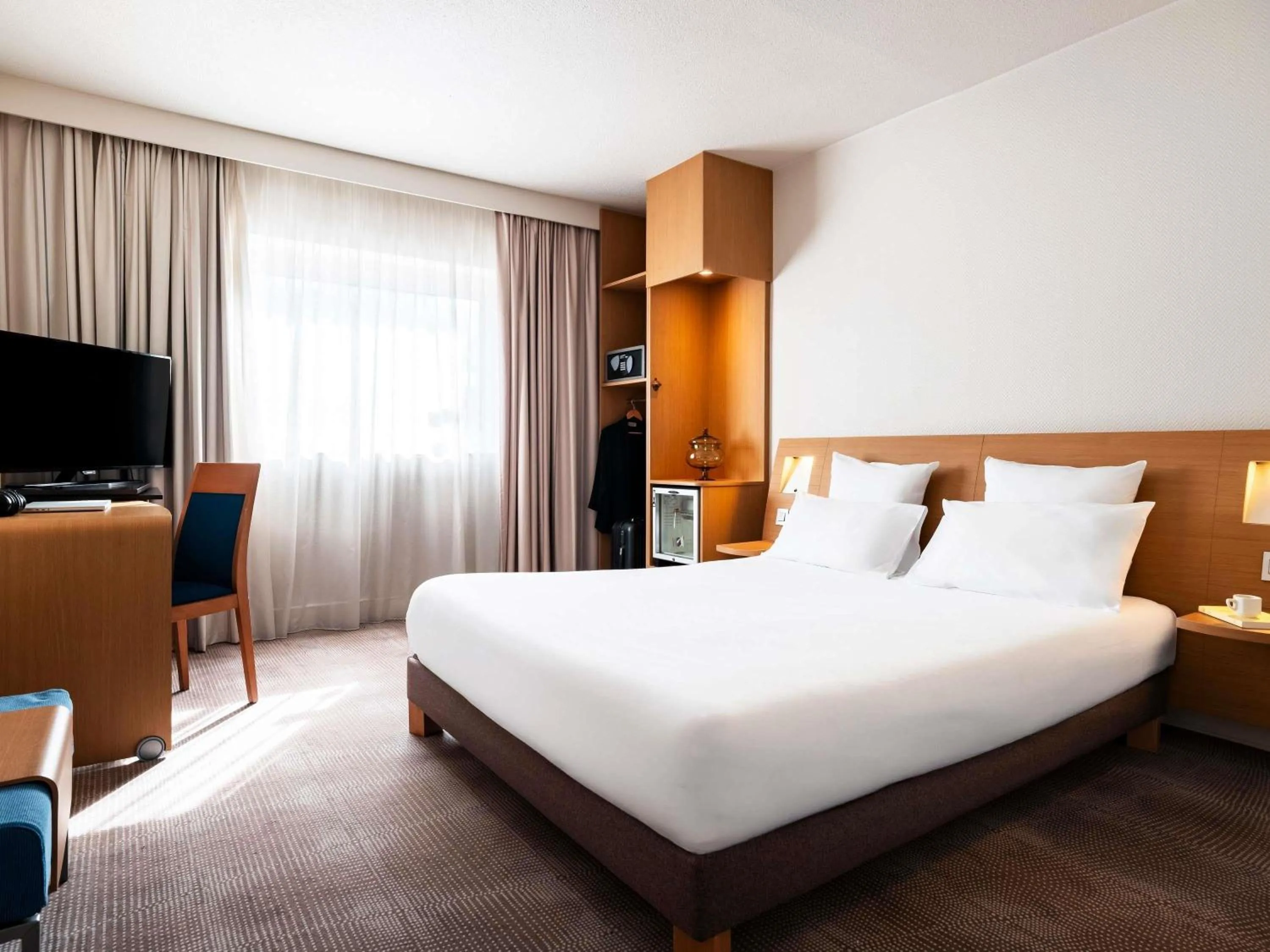 Bedroom, Bed in Novotel Belfort Centre Atria