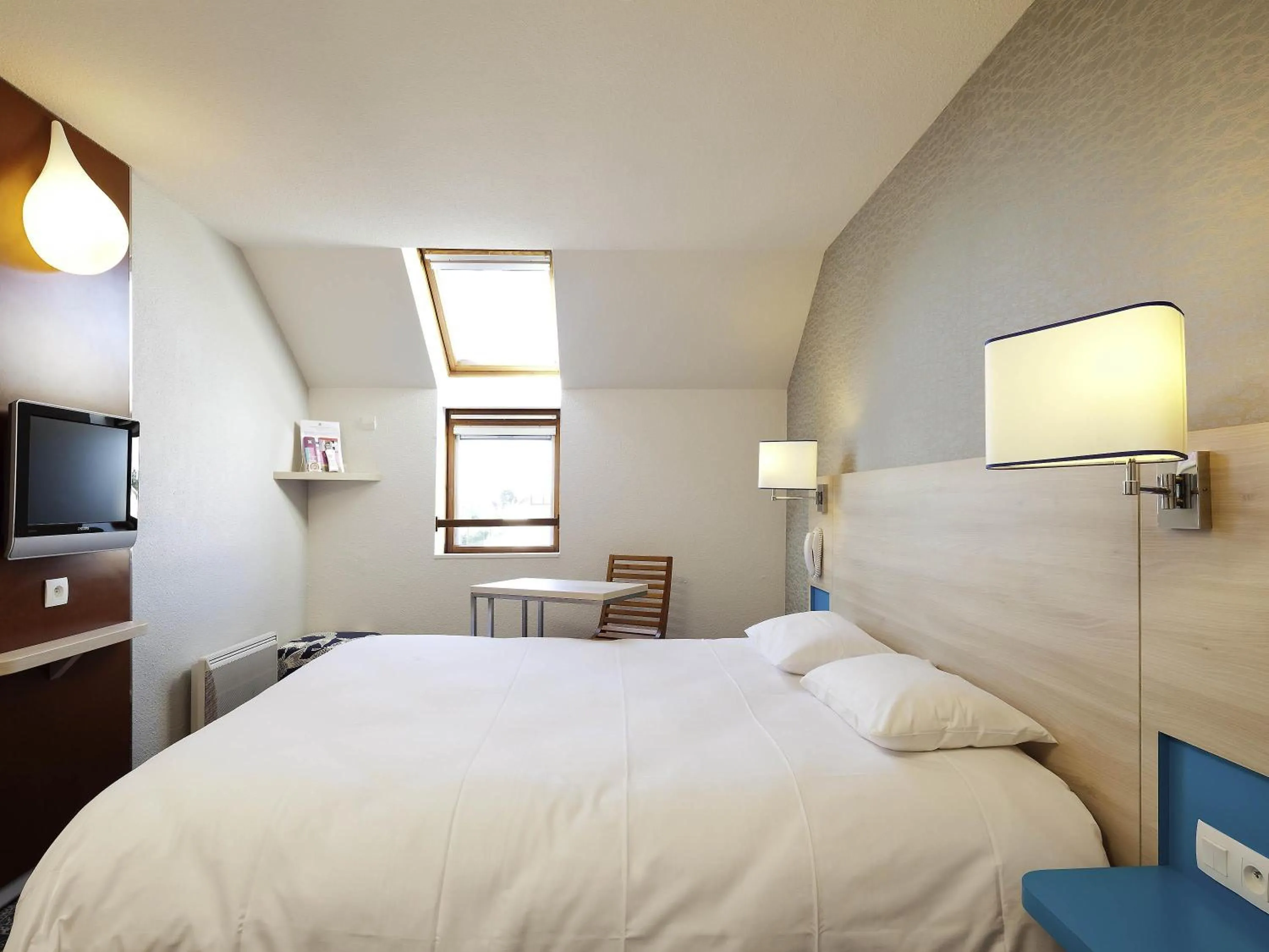 Bedroom, Bed in ibis Styles Ouistreham