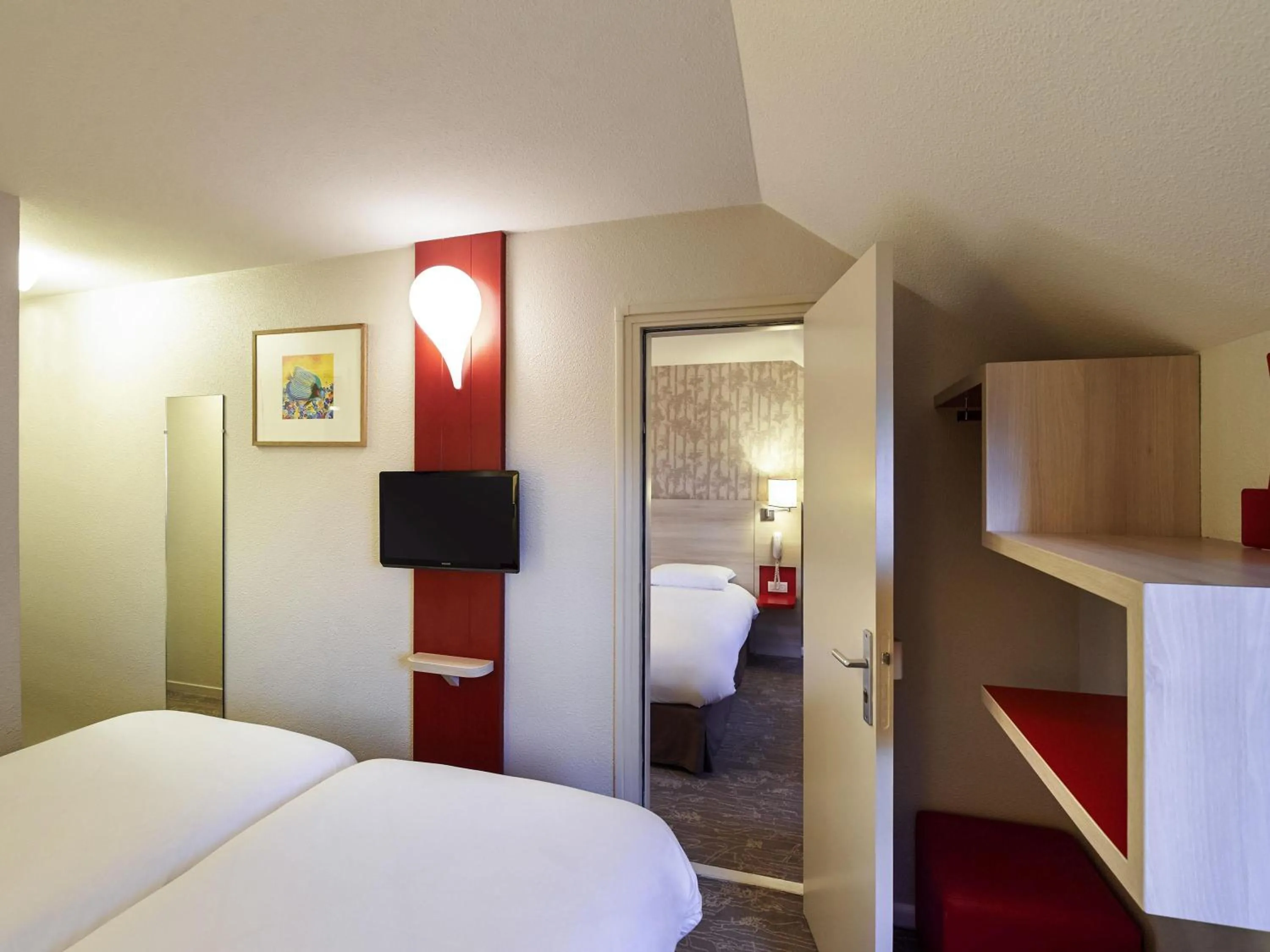 Bedroom, Bed in ibis Styles Ouistreham