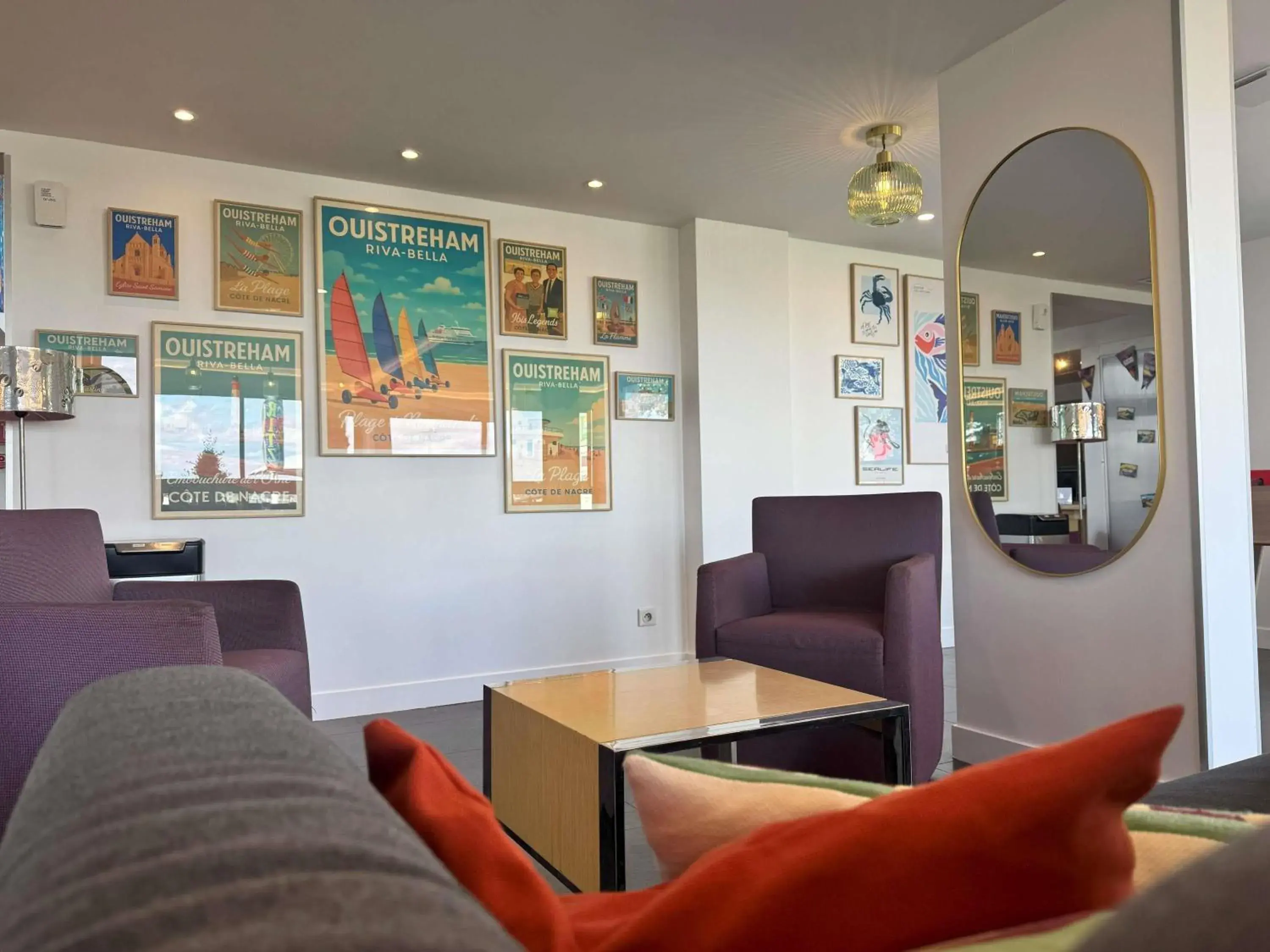 Lounge or bar in ibis Styles Ouistreham Lounge or bar in ibis Styles Ouistreham