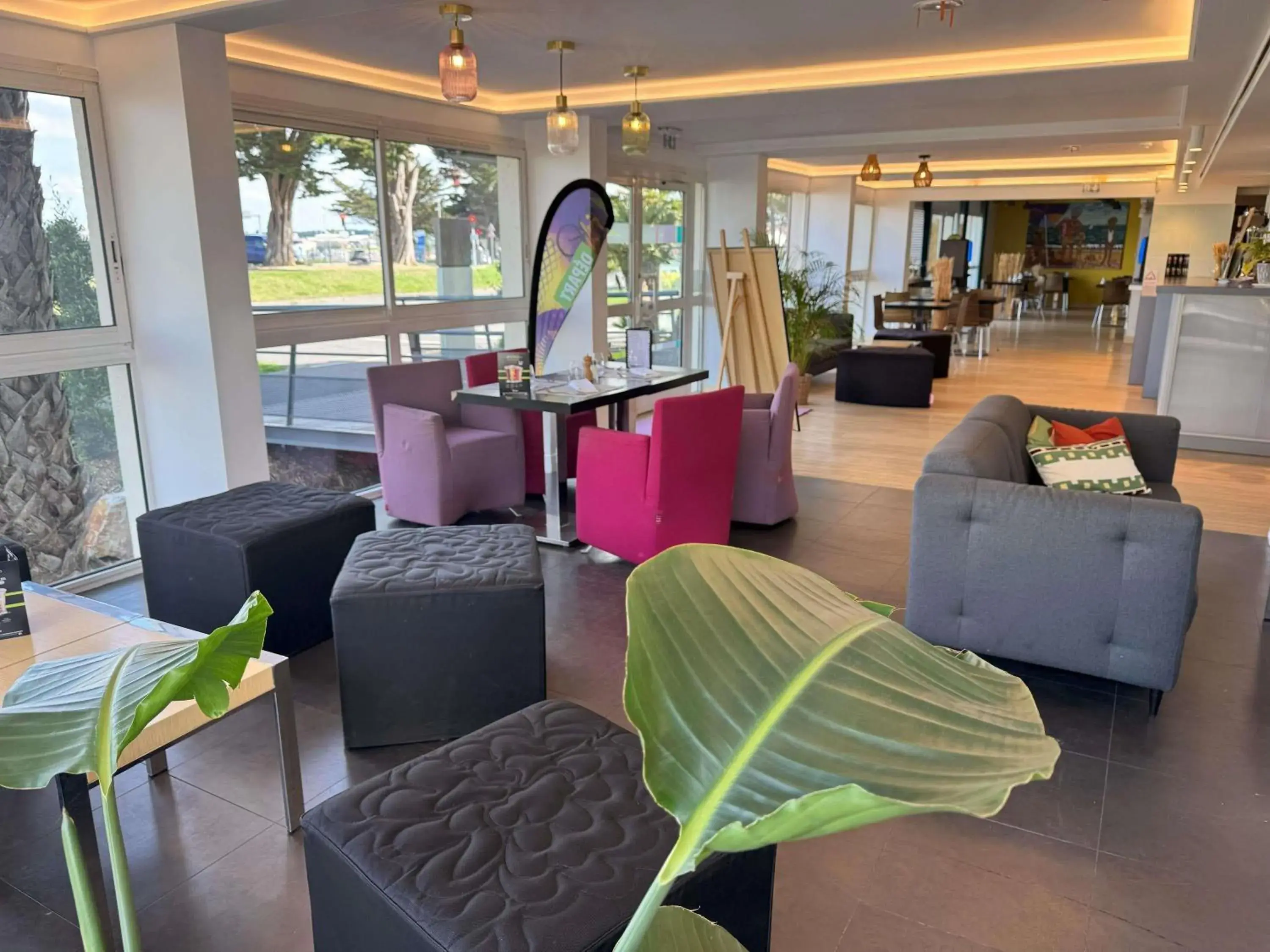 Lounge or bar in ibis Styles Ouistreham Lounge or bar in ibis Styles Ouistreham