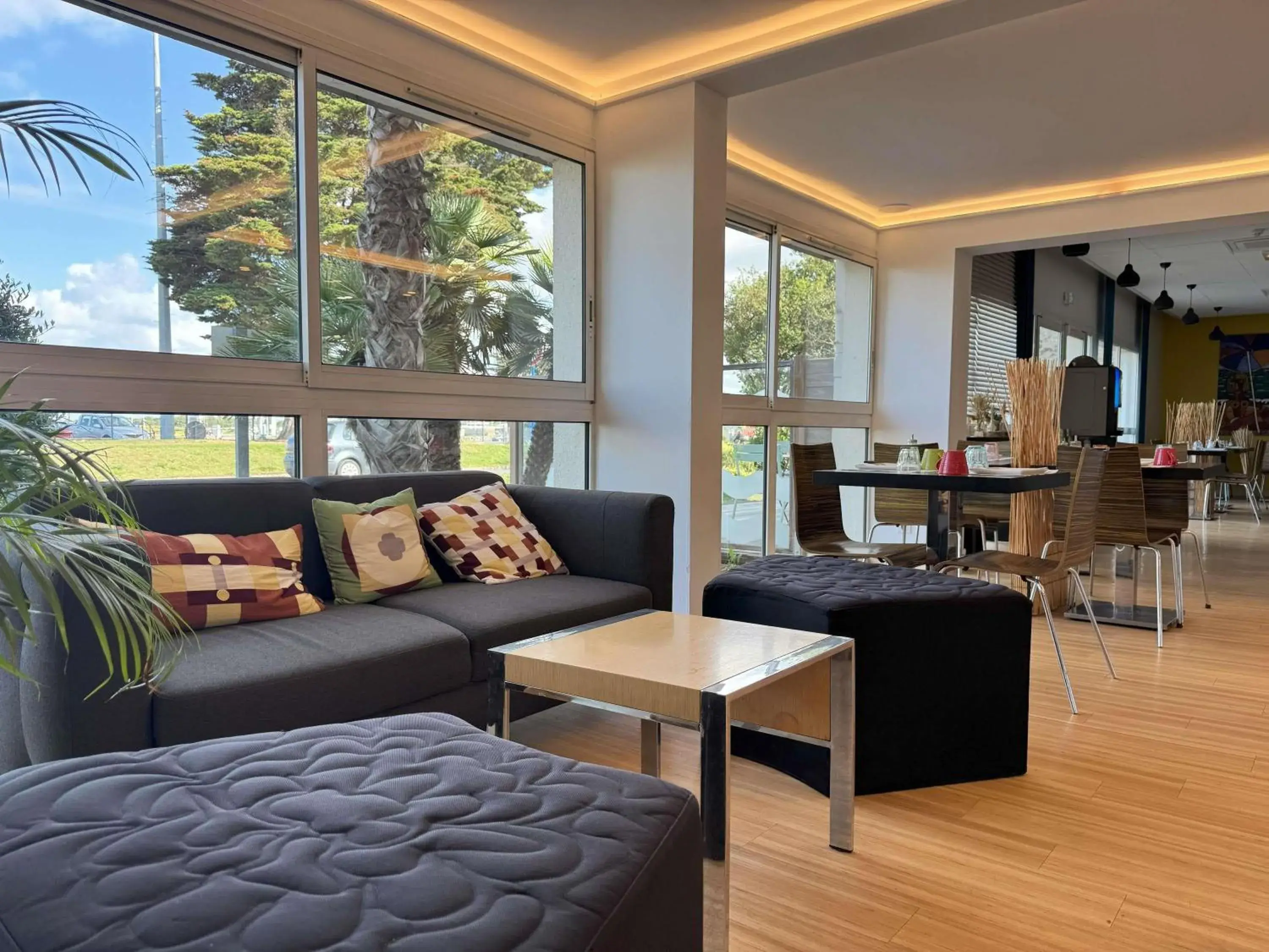 Lounge or bar in ibis Styles Ouistreham Lounge or bar in ibis Styles Ouistreham