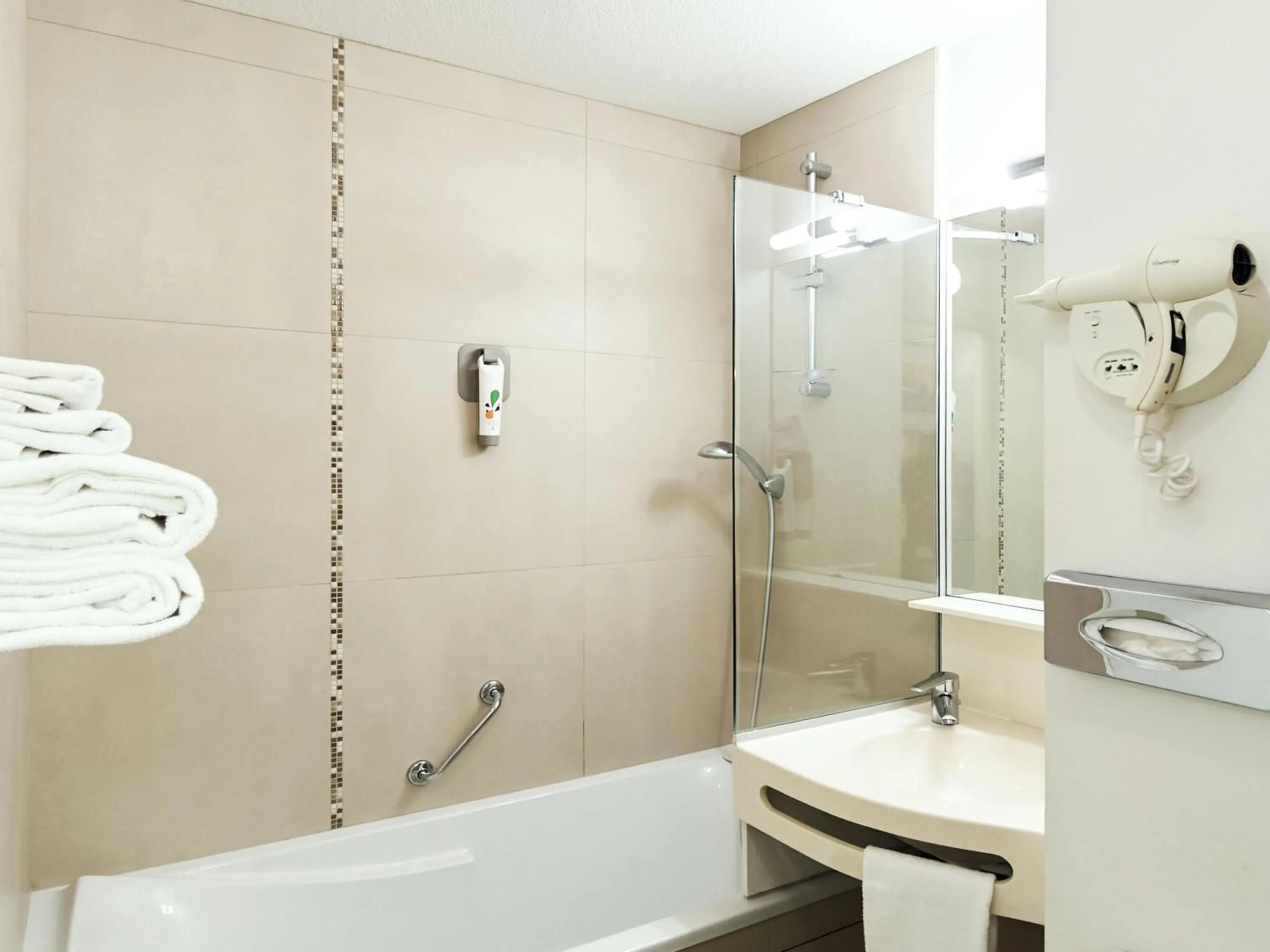 Bedroom in ibis Styles Ouistreham