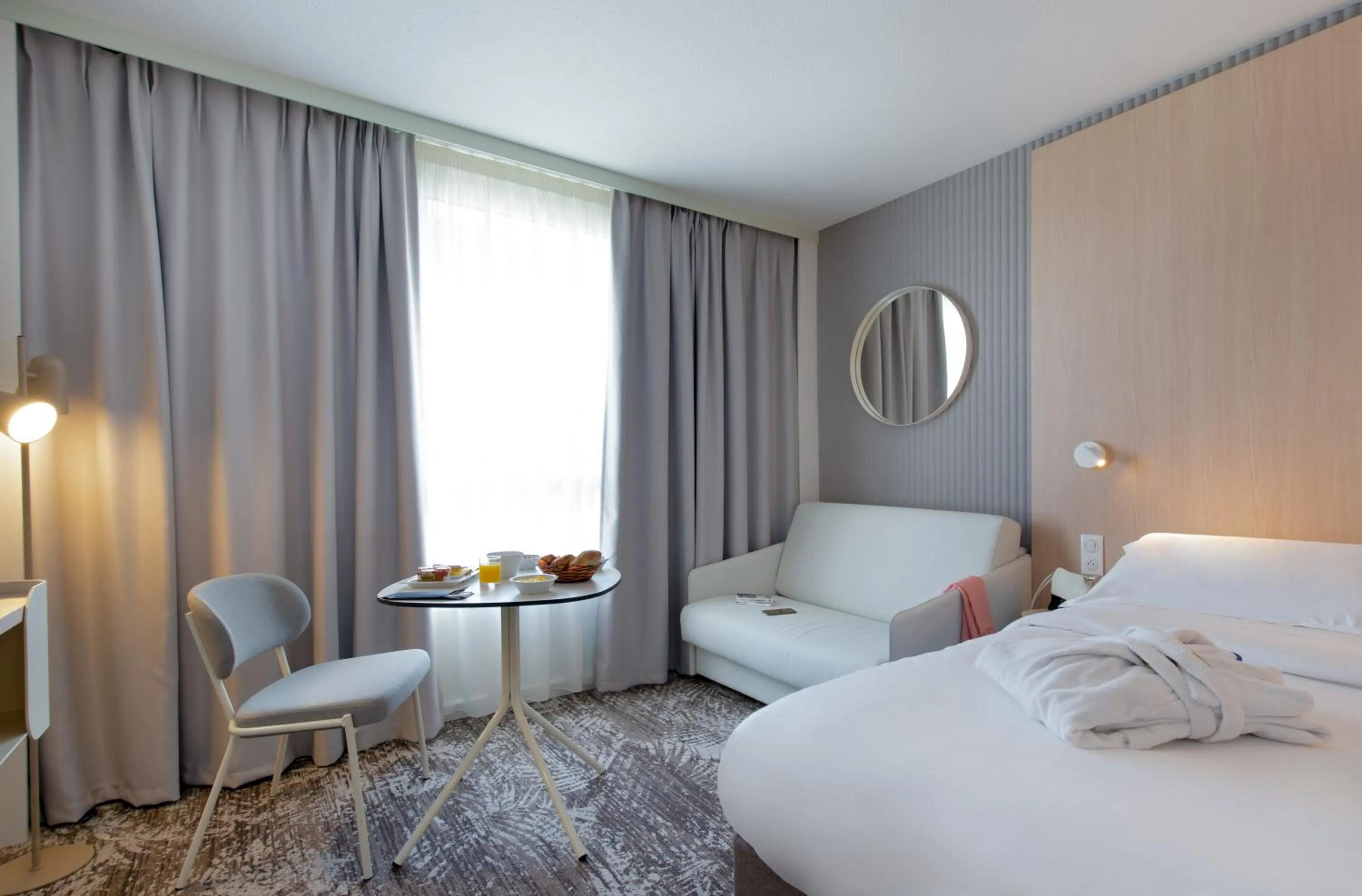 Bedroom, Bed in Novotel Aix-en-Provence Pont de L'Arc