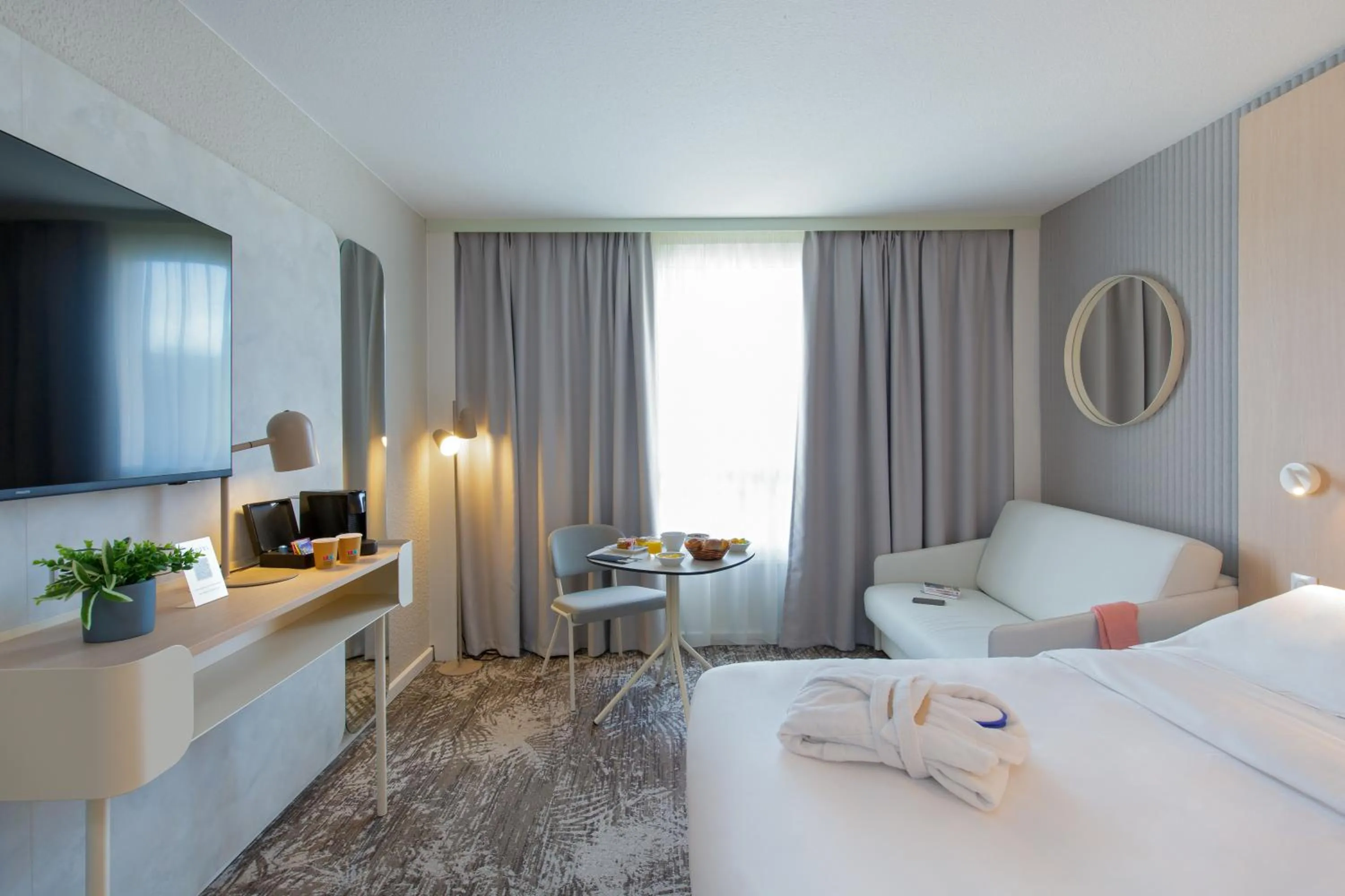 Bedroom, Bed in Novotel Aix-en-Provence Pont de L'Arc